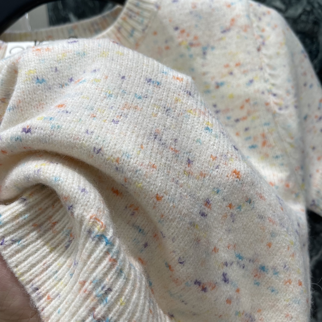 罗意威 25秋冬新款 撞色刺绣针织短袖 胸前重工撞色刺绣图腾与成衣相呼应 上身非常温柔 精致螺纹包边 形