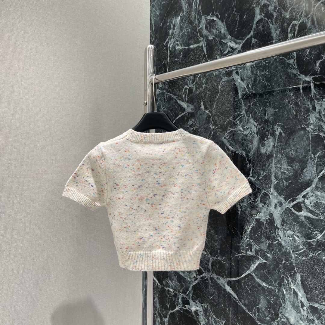 罗意威 25秋冬新款 撞色刺绣针织短袖 胸前重工撞色刺绣图腾与成衣相呼应 上身非常温柔 精致螺纹包边 形