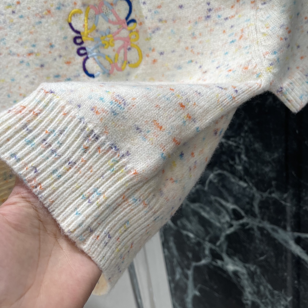 罗意威 25秋冬新款 撞色刺绣针织短袖 胸前重工撞色刺绣图腾与成衣相呼应 上身非常温柔 精致螺纹包边 形