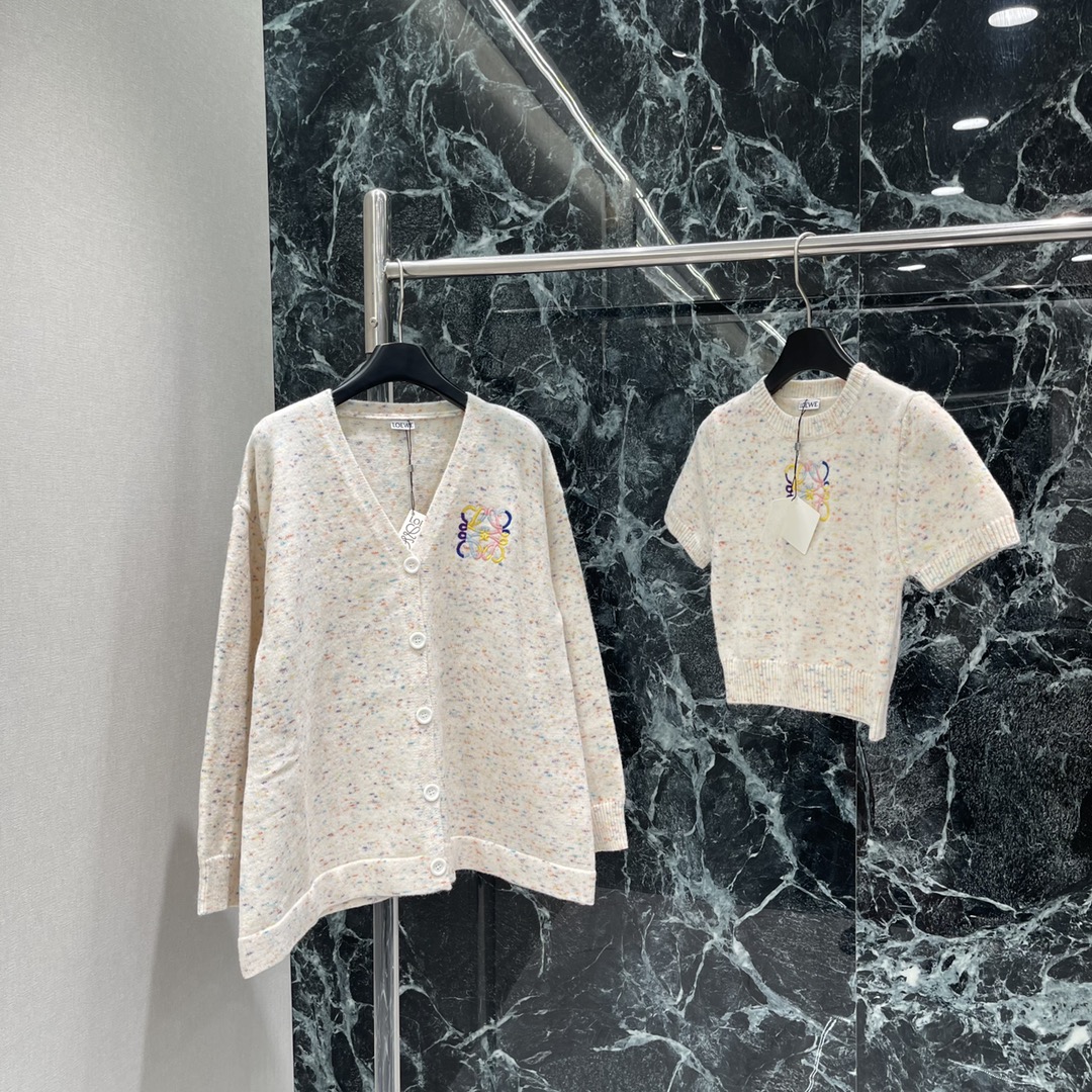 罗意威 25秋冬新款 撞色刺绣针织短袖 胸前重工撞色刺绣图腾与成衣相呼应 上身非常温柔 精致螺纹包边 形