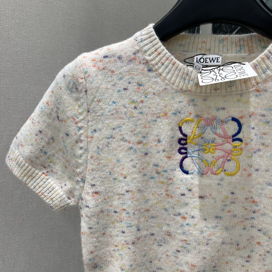 罗意威 25秋冬新款 撞色刺绣针织短袖 胸前重工撞色刺绣图腾与成衣相呼应 上身非常温柔 精致螺纹包边 形