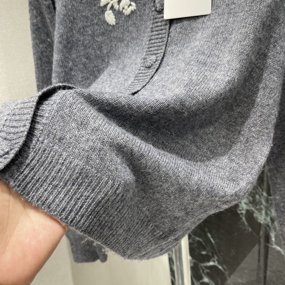 Val华伦 25秋冬新款 玫瑰刺绣针织开衫 胸前重工组合勾勒玫瑰花图案点缀两侧 折射出华丽光线穿出华丽松