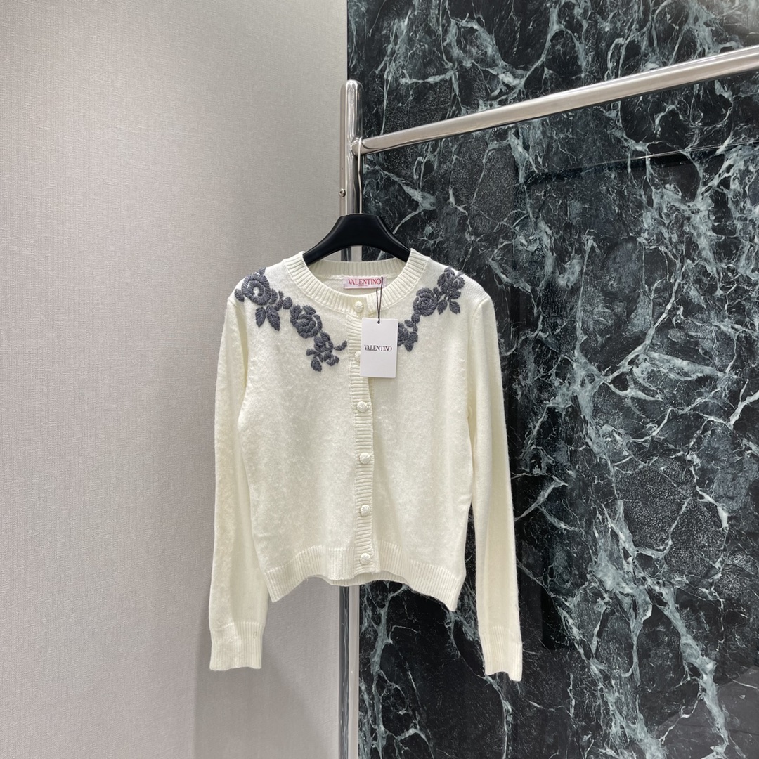 Val华伦 25秋冬新款 玫瑰刺绣针织开衫 胸前重工组合勾勒玫瑰花图案点缀两侧 折射出华丽光线穿出华丽松
