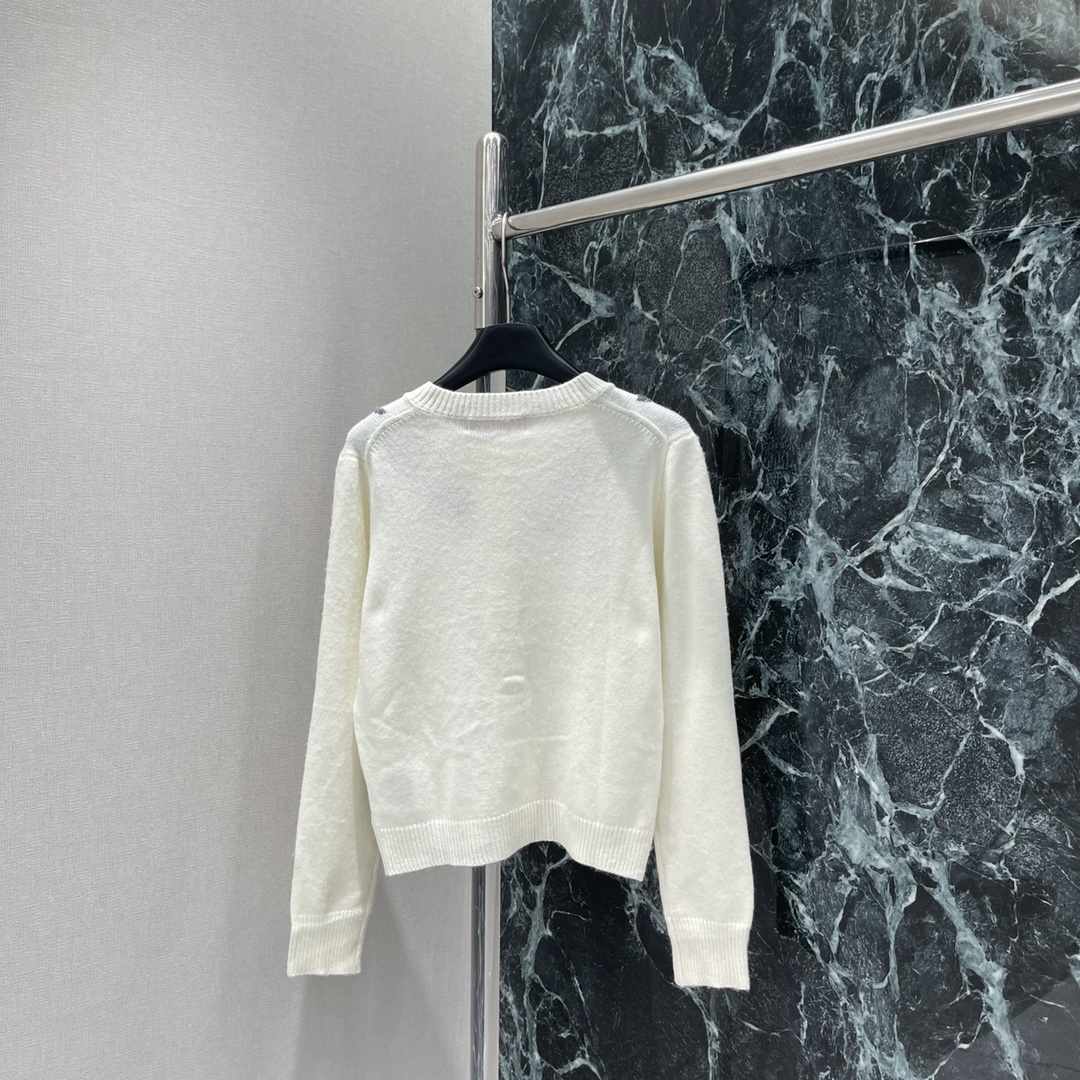 Val华伦 25秋冬新款 玫瑰刺绣针织开衫 胸前重工组合勾勒玫瑰花图案点缀两侧 折射出华丽光线穿出华丽松