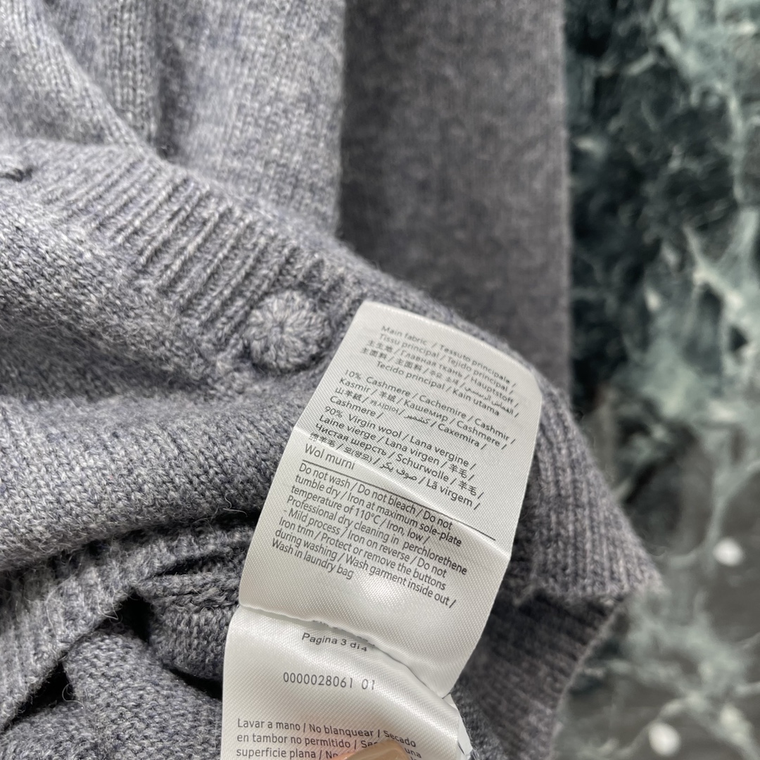 Val华伦 25秋冬新款 玫瑰刺绣针织开衫 胸前重工组合勾勒玫瑰花图案点缀两侧 折射出华丽光线穿出华丽松