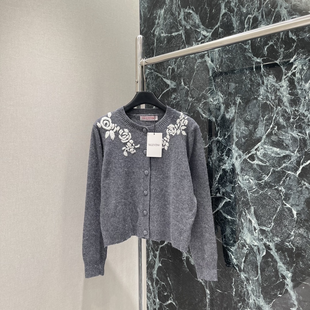 Val华伦 25秋冬新款 玫瑰刺绣针织开衫 胸前重工组合勾勒玫瑰花图案点缀两侧 折射出华丽光线穿出华丽松