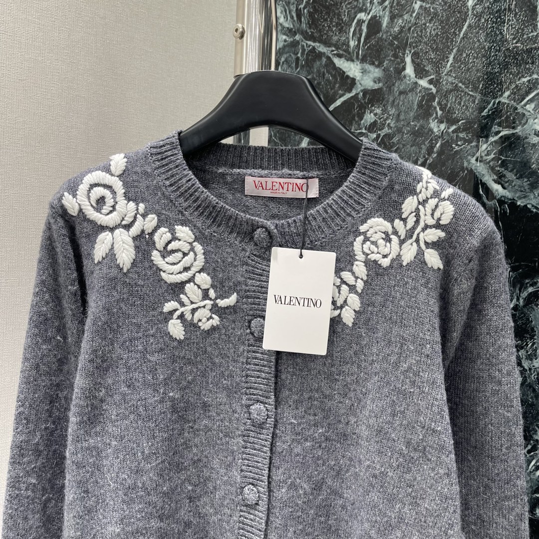 Val华伦 25秋冬新款 玫瑰刺绣针织开衫 胸前重工组合勾勒玫瑰花图案点缀两侧 折射出华丽光线穿出华丽松