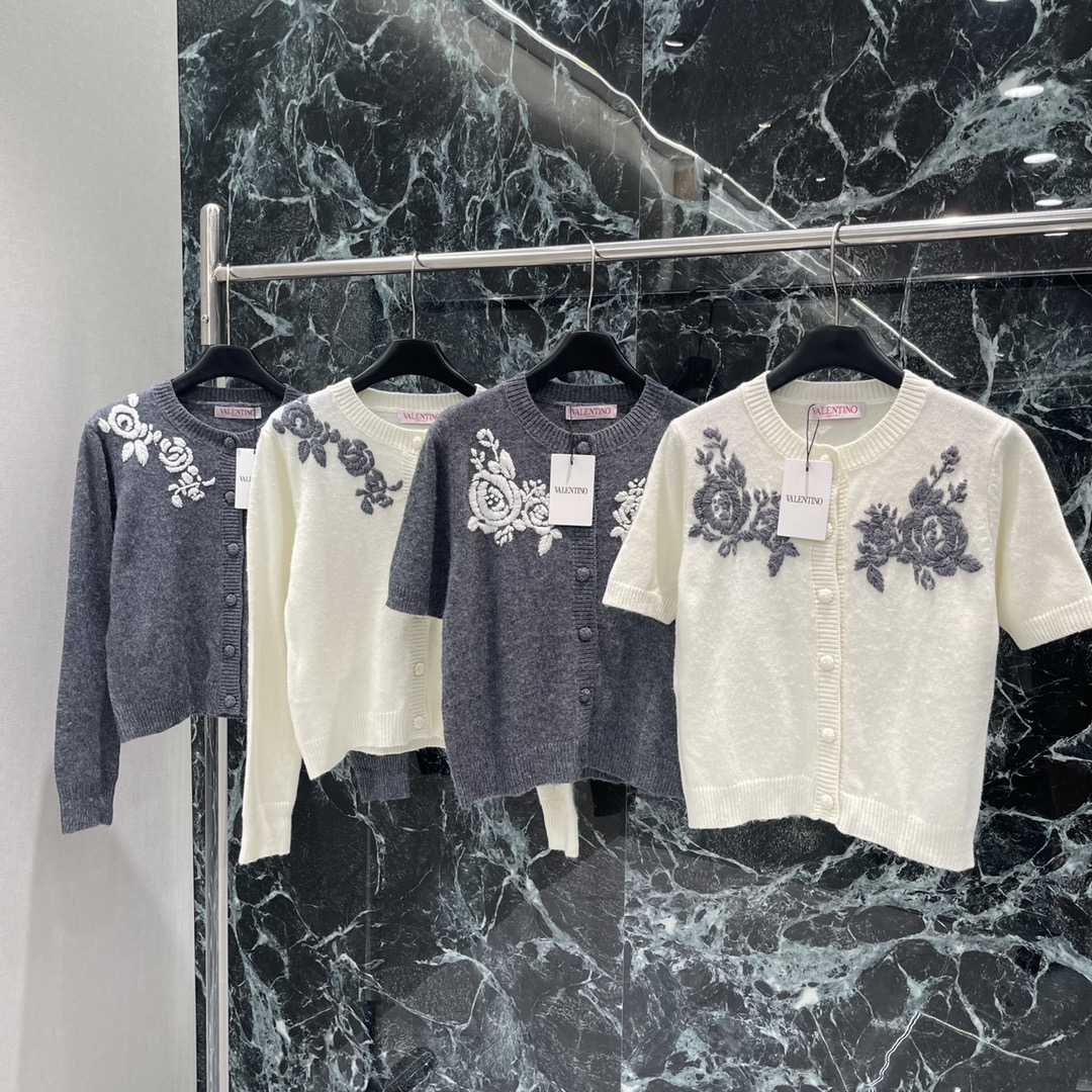 Val华伦 25秋冬新款 玫瑰刺绣针织开衫 胸前重工组合勾勒玫瑰花图案点缀两侧 折射出华丽光线穿出华丽松