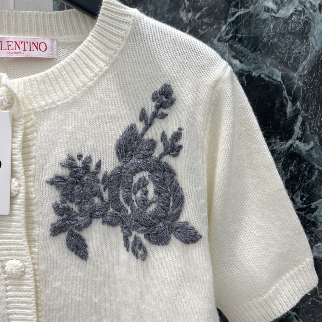 Val华伦 25秋冬新款 玫瑰刺绣针织短袖开衫 胸前重工组合勾勒玫瑰花图案点缀两侧 折射出华丽光线穿出华