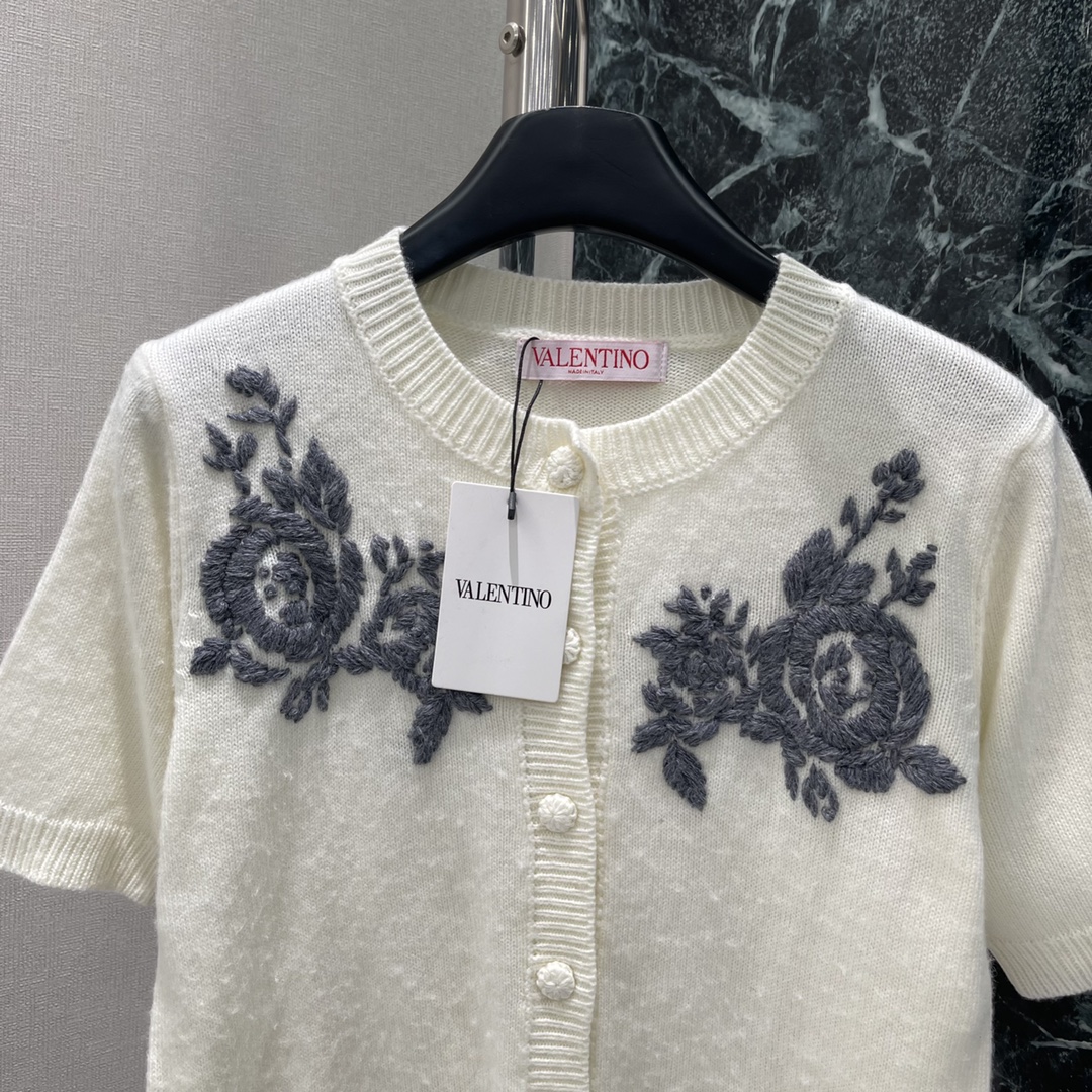 Val华伦 25秋冬新款 玫瑰刺绣针织短袖开衫 胸前重工组合勾勒玫瑰花图案点缀两侧 折射出华丽光线穿出华