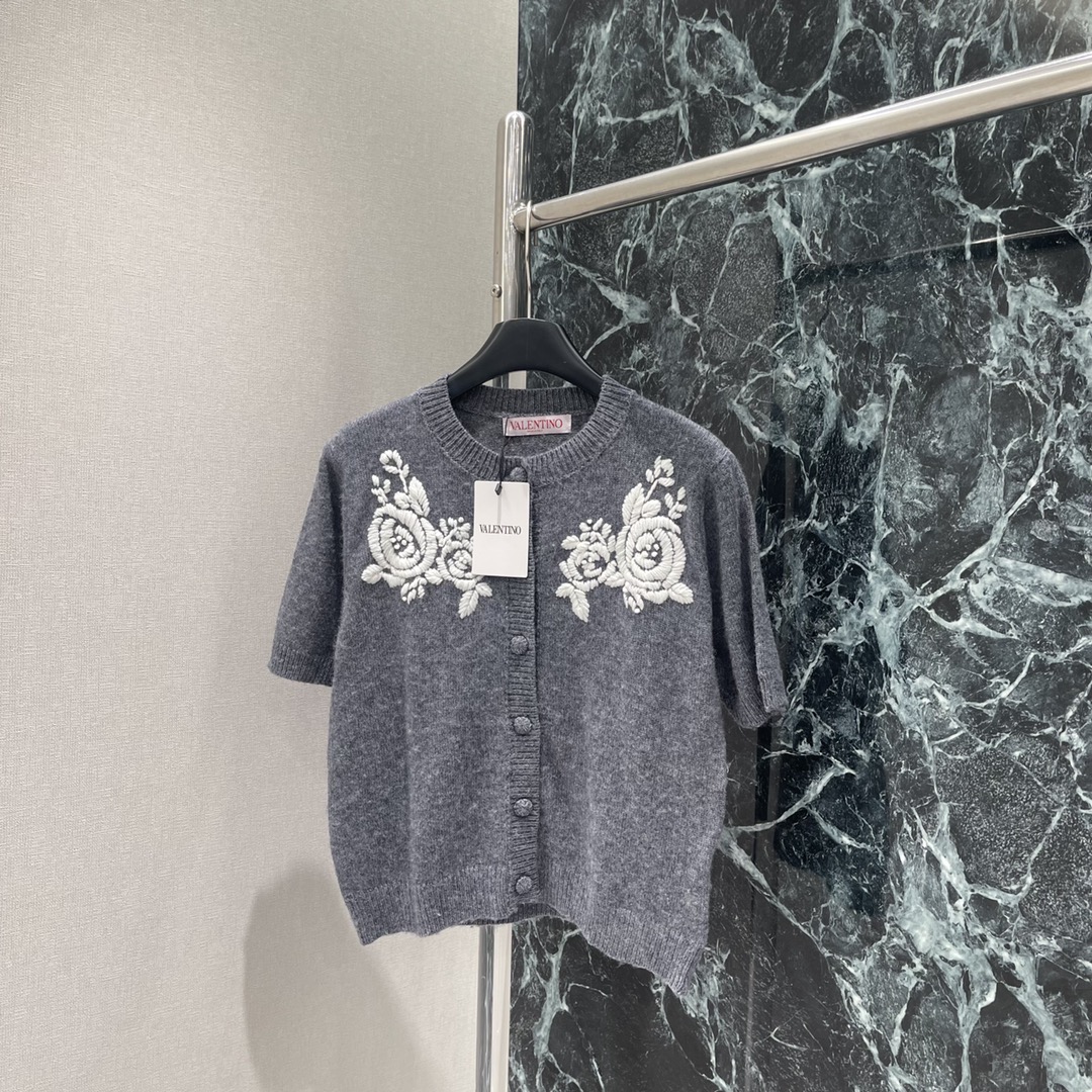 Val华伦 25秋冬新款 玫瑰刺绣针织短袖开衫 胸前重工组合勾勒玫瑰花图案点缀两侧 折射出华丽光线穿出华