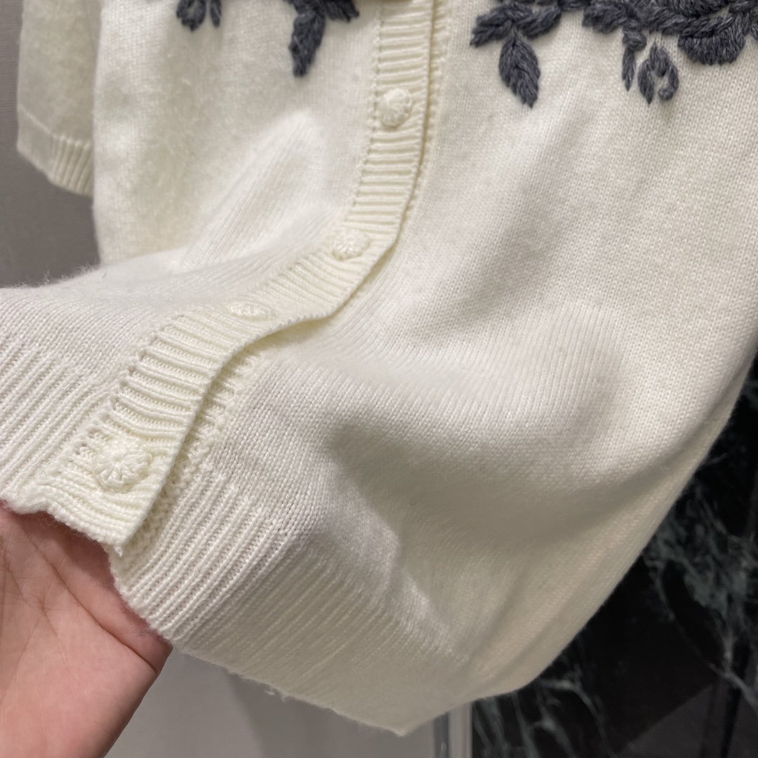 Val华伦 25秋冬新款 玫瑰刺绣针织短袖开衫 胸前重工组合勾勒玫瑰花图案点缀两侧 折射出华丽光线穿出华