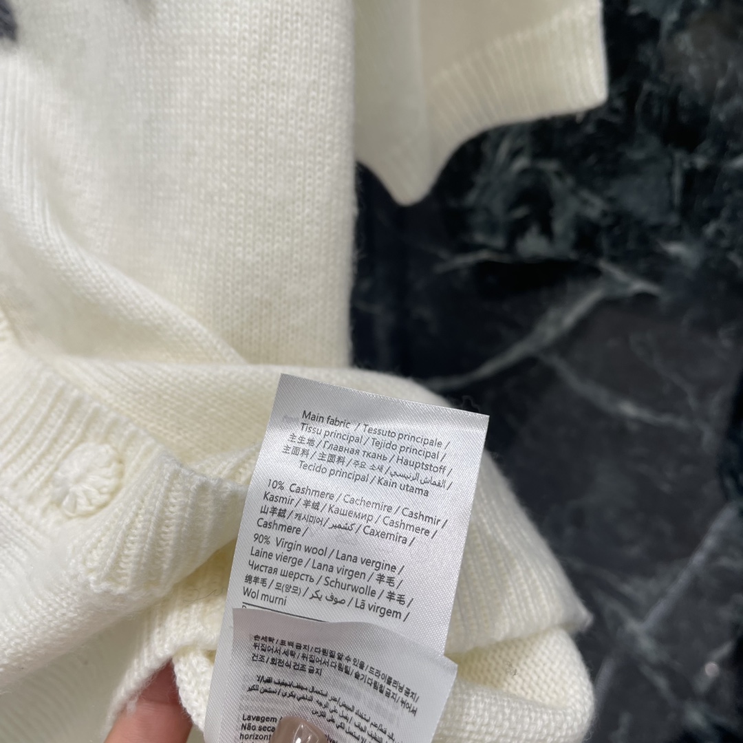 Val华伦 25秋冬新款 玫瑰刺绣针织短袖开衫 胸前重工组合勾勒玫瑰花图案点缀两侧 折射出华丽光线穿出华