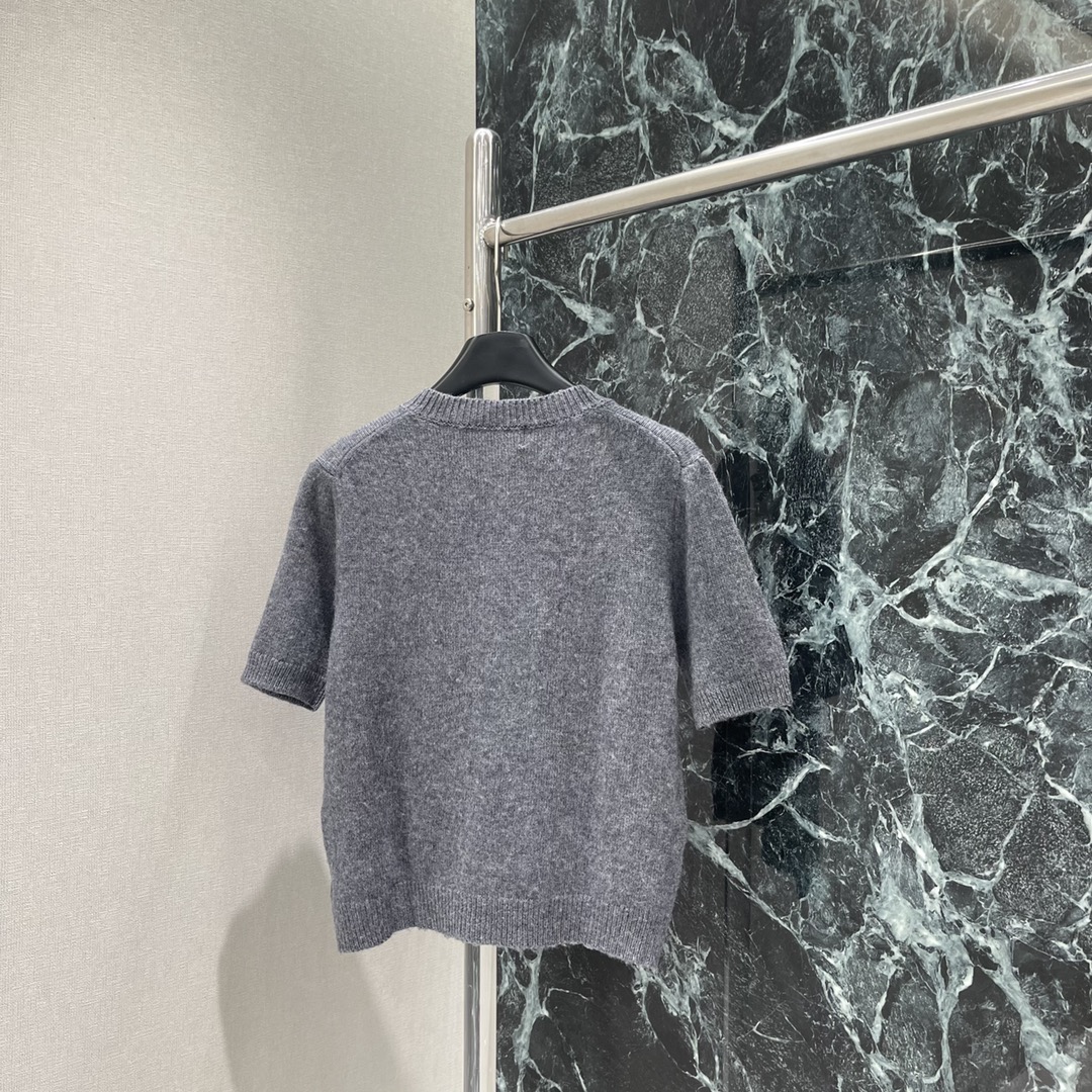 Val华伦 25秋冬新款 玫瑰刺绣针织短袖开衫 胸前重工组合勾勒玫瑰花图案点缀两侧 折射出华丽光线穿出华