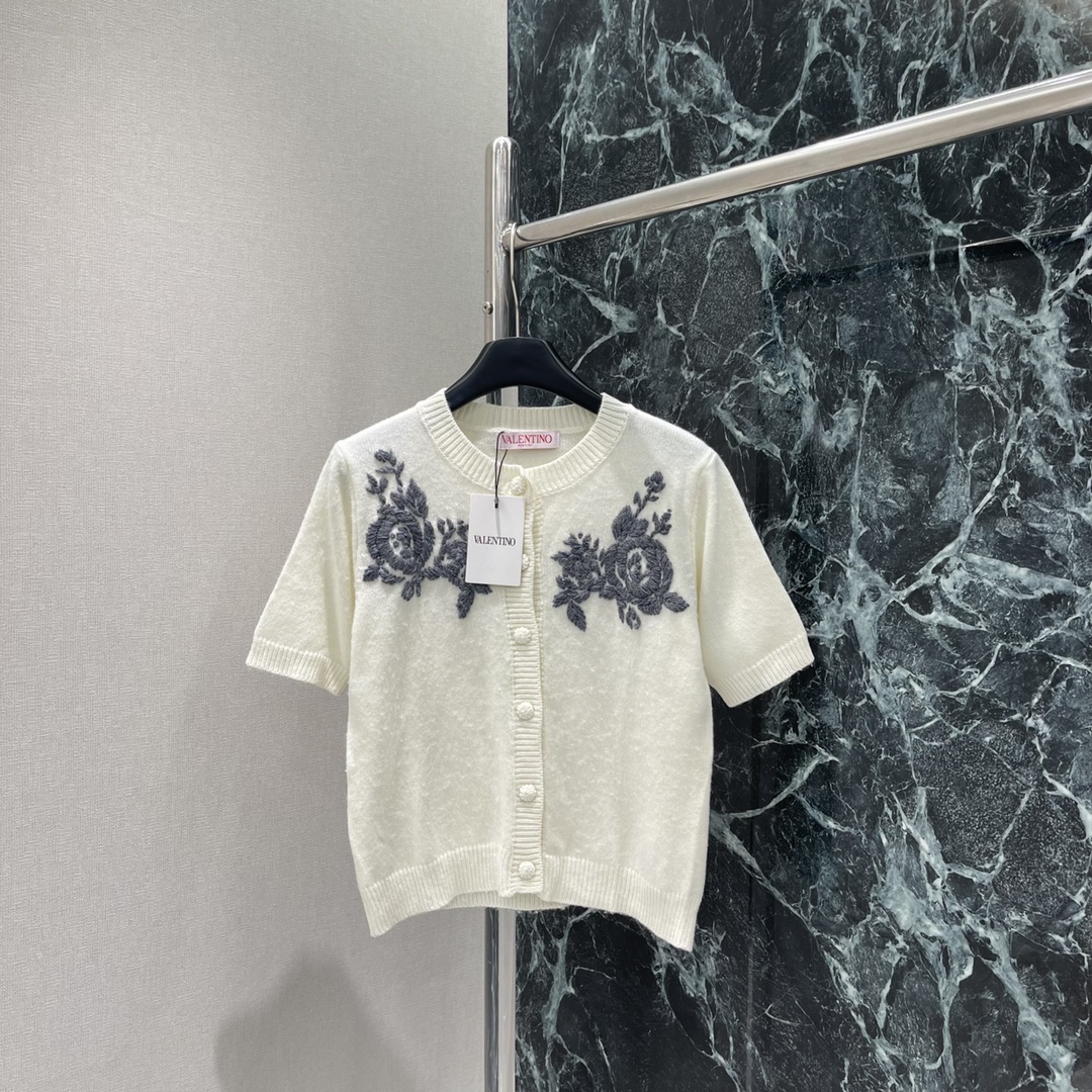 Val华伦 25秋冬新款 玫瑰刺绣针织短袖开衫 胸前重工组合勾勒玫瑰花图案点缀两侧 折射出华丽光线穿出华