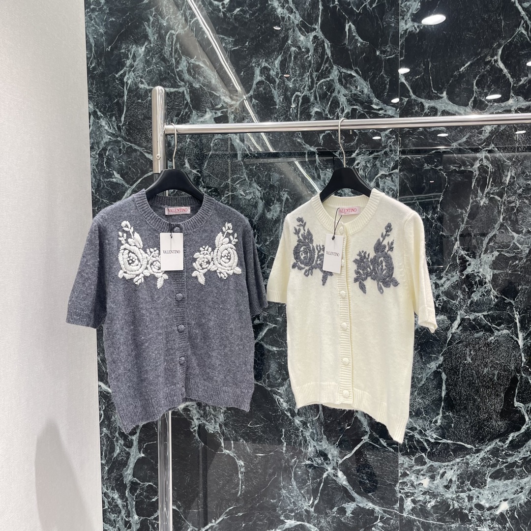 Val华伦 25秋冬新款 玫瑰刺绣针织短袖开衫 胸前重工组合勾勒玫瑰花图案点缀两侧 折射出华丽光线穿出华