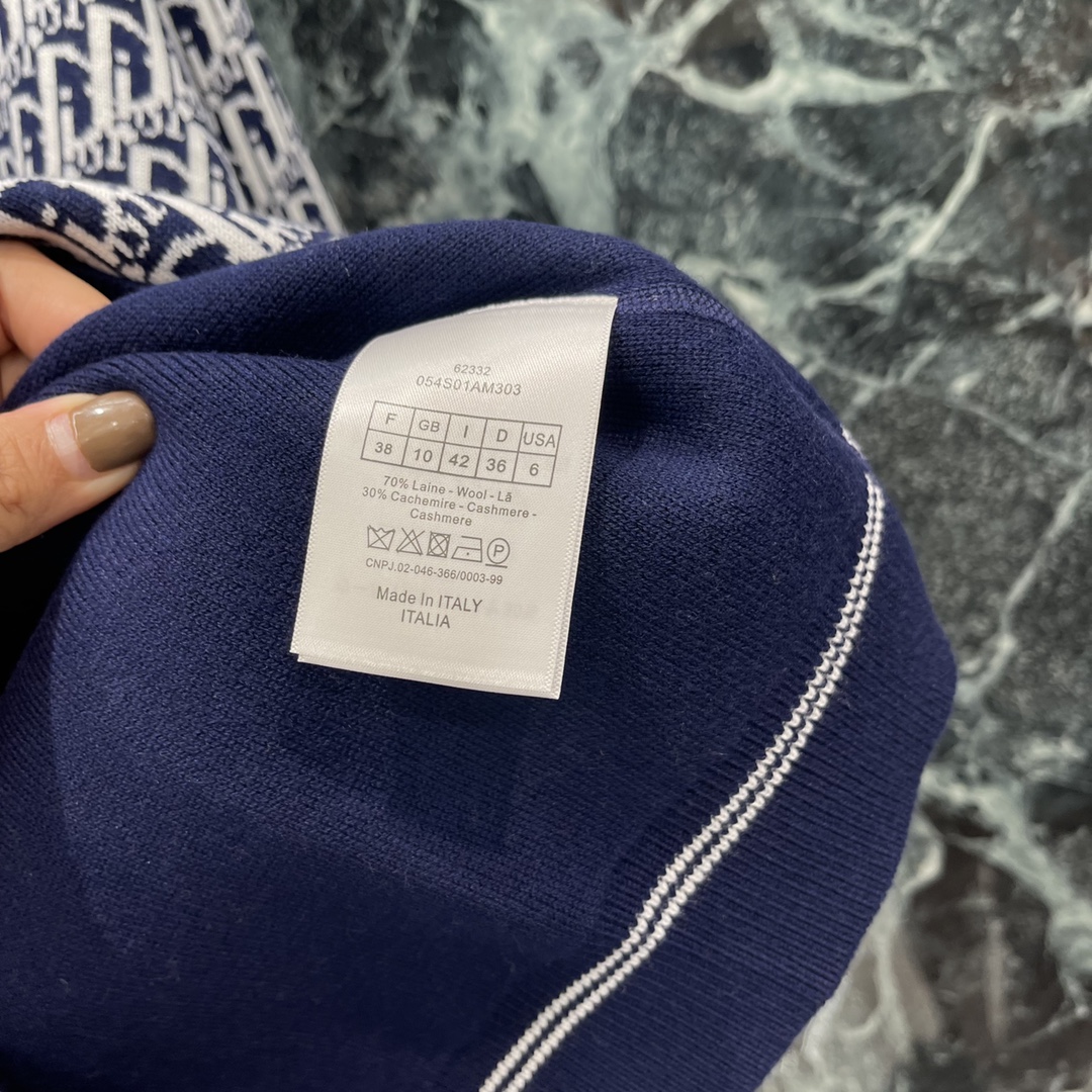 Ｄ家 25秋冬新款 连帽提花双面针织外套 整体造型高级挺括双面穿设计理念一面一面深色横杠贯穿胸前突出设计