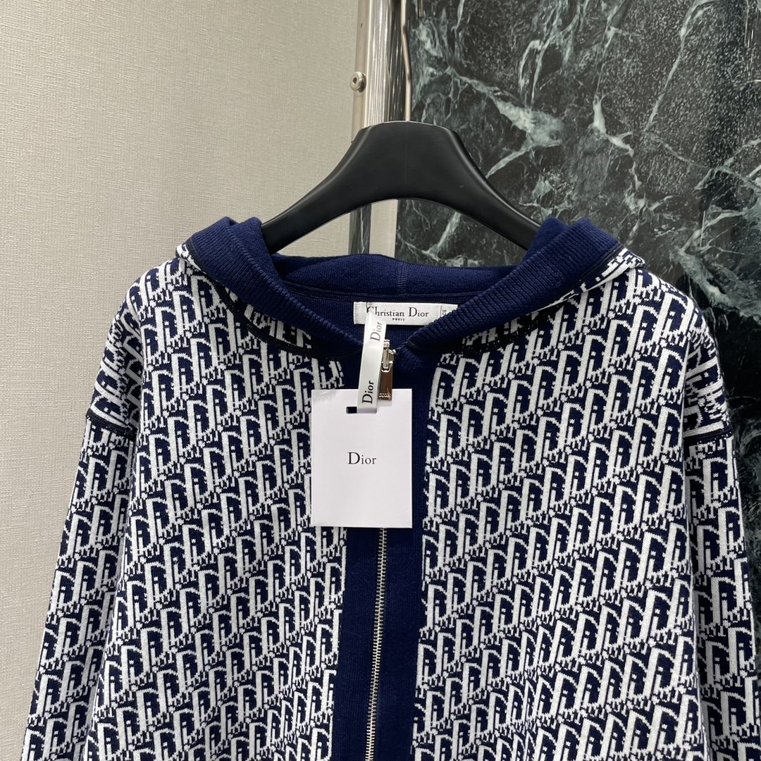 Ｄ家 25秋冬新款 连帽提花双面针织外套 整体造型高级挺括双面穿设计理念一面一面深色横杠贯穿胸前突出设计