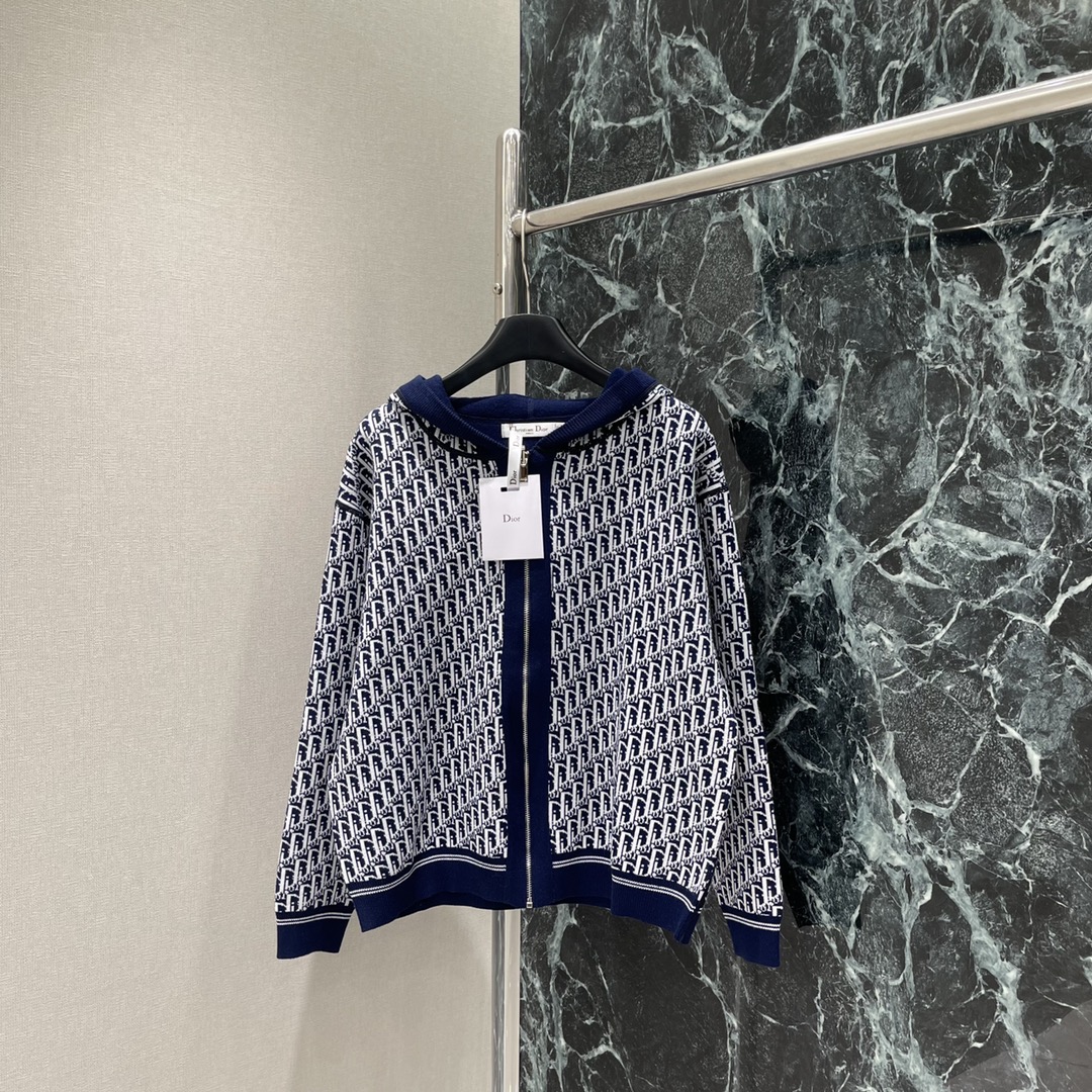 Ｄ家 25秋冬新款 连帽提花双面针织外套 整体造型高级挺括双面穿设计理念一面一面深色横杠贯穿胸前突出设计