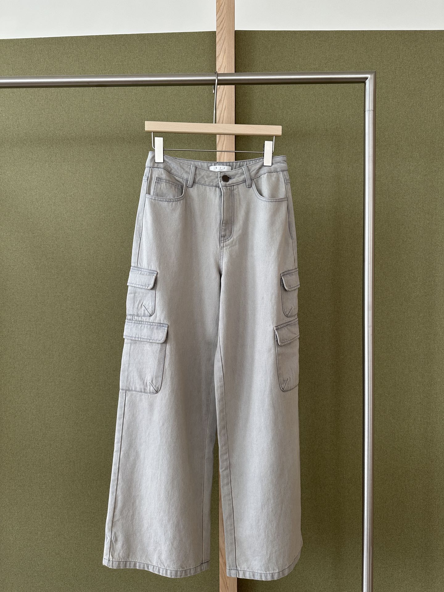 NO:503654,YS ｜ NEW ARRIVALS Lao Qian retro three-dimensional pocket denim work pants Three-dimensional large pocket design on both sides to maintain the silhouette. Multiple environmentally friendly washing processes such as biowashing, rinsing, oxygen bleaching, color cover, wear and tear. The upper body is used to modify the body shape and optimize the leg lines. SML,,alexander wang19860909YS ｜ NEW ARRIVALS 老钱复古 立体口袋牛仔工装裤 两侧下摆立体大口袋设计 保持廓形感. 生物洗、漂洗、氧漂、 套色、磨破等多重环保水洗工艺 上身修饰身型,优化腿部线条. SML,,alexander wang,Women's clothing