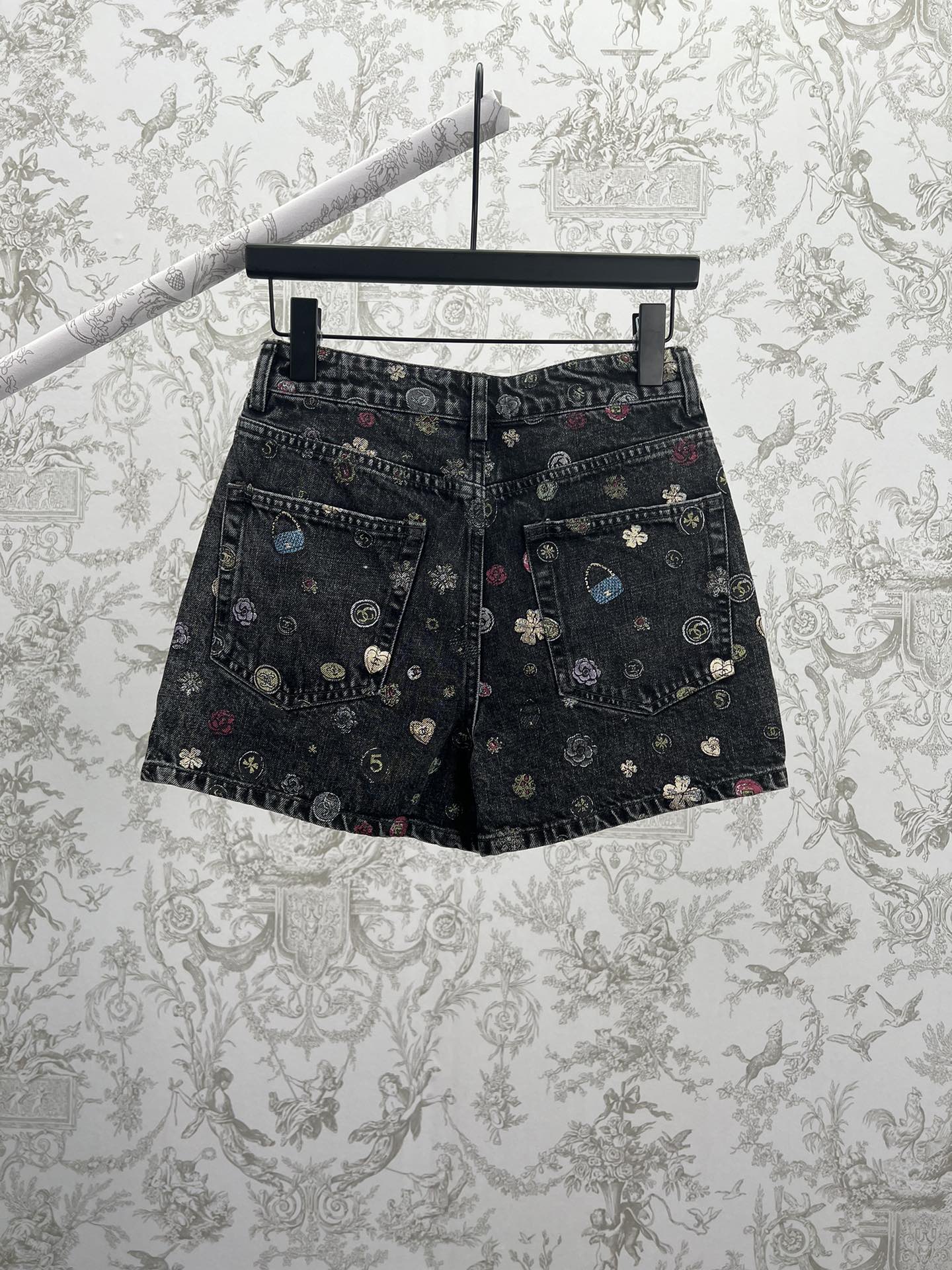 Chanel 25SS colección de alta costura, nuevos shorts de mezclilla con graffiti. Basados en el clásico tejido de mezclil…