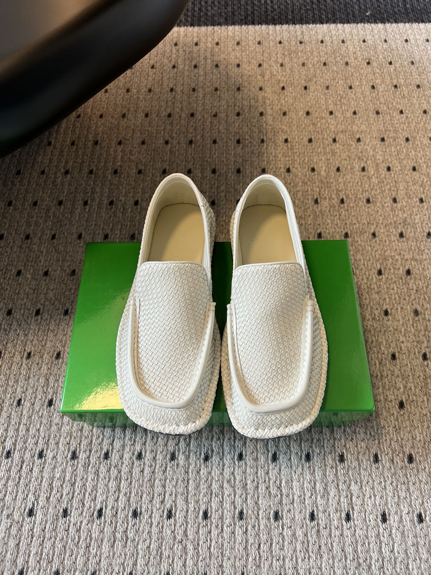 NO:544346,Women's size Bottega Venet* 25ss new woven loafers Different from the stereotype of traditional loafers, the BV's Daddy series is designed with a slightly wide shoe last, which not only retains the elegant lines of a retro gentleman, but also injects a modern slack feeling. Calfskin material presents a texture of dark and shallow texture under light refraction, just like caramel slowly flowing, which is warmer than coffee and more mellower than camel color. The inner part of this pair of shoes is lambskin, which is very soft and comfortable to wear, and it is not stuffy, and it can be comfortable to walk for a long time. In addition to normal wearing methods, because its heel has no support, it can be worn on the heel, and it is semi-traveled nowadays. Mules' styles are also perfectly adapted. Shorts are very relaxing and will not be greasy at all. Upper cowhide inner sheepskin, big sole leather big sole  size women's size 35-40 (40.41 custom-made without return and exchange) men's size 39-45 (45 custom-made without return and exchange), loafers, bottega veneta, bottega veneta, loafers, shorts, cowhide, sheepskin, Leather soles19860909女码男码 Bottega Venet* 25ss新款编织乐福鞋 区别于传统乐福鞋的刻板,BV的Daddy 系列以微阔鞋楦设计,既保留复古绅士的优雅线条,又注入现代松弛感.小牛皮材质,在光线折射下呈现深浅交织的纹理,犹如焦糖缓缓流动的质感比咖啡更暖,比驼色更醇. 这双鞋的内里是小羊皮的,穿起来非常软非常舒服,而且不闷脚,长时间暴走舒适度可以；除了正常的穿法外,因为它的鞋跟处没有支撑,所以可以踩跟穿,跟现在时下热门的皮鞋半拖,穆勒鞋这些风格也完美适配,夏天配短裤非常有松弛感,完全不会油腻. 鞋面牛皮 内里羊皮 大底真皮大底 size女码35-40（40.41定制不退换） 男码39-45（45定制不退换）,乐福鞋,bottega veneta,bottega veneta,loafers,shorts,cowhide,sheepskin,Leather soles,Women's Shoes