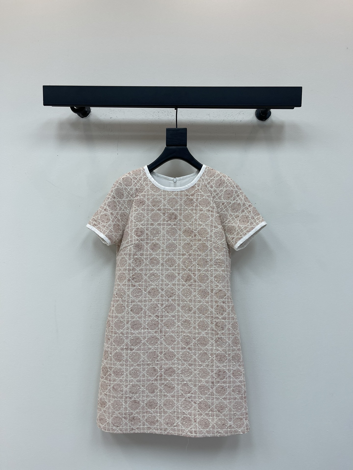 NO:506022,Dio*25 new Miss D limited glutinous pink plaid plaid short-sleeved dress, a must-have item for white and rich beauty, developed customized three-dimensional woven tweed fabric with three-dimensional and wide!  The classic style of the chaebol looks slim and tall with a rich age-reducing temperament!  The versatile and not picky high-end baby pink-toned French elegant temperament, pure hand-made webbing and edging perfect workmanship quality depends on the details!  SML, dior, skirts, T-shirt, alexander wang19860909Dio*25新款Miss D限定糯粉色戴妃藤格纹短袖连衣裙,白富美必入单品,开发定制立体编织粗花呢面料立体挺阔！财阀千金减龄气质经典版型上身显瘦又高挑！百搭不挑人高级baby粉调法式优雅气质,纯手工织带包边完美做工品质看细节！SML,,dior,skirts,T-shirt,alexander wang,Women's clothing