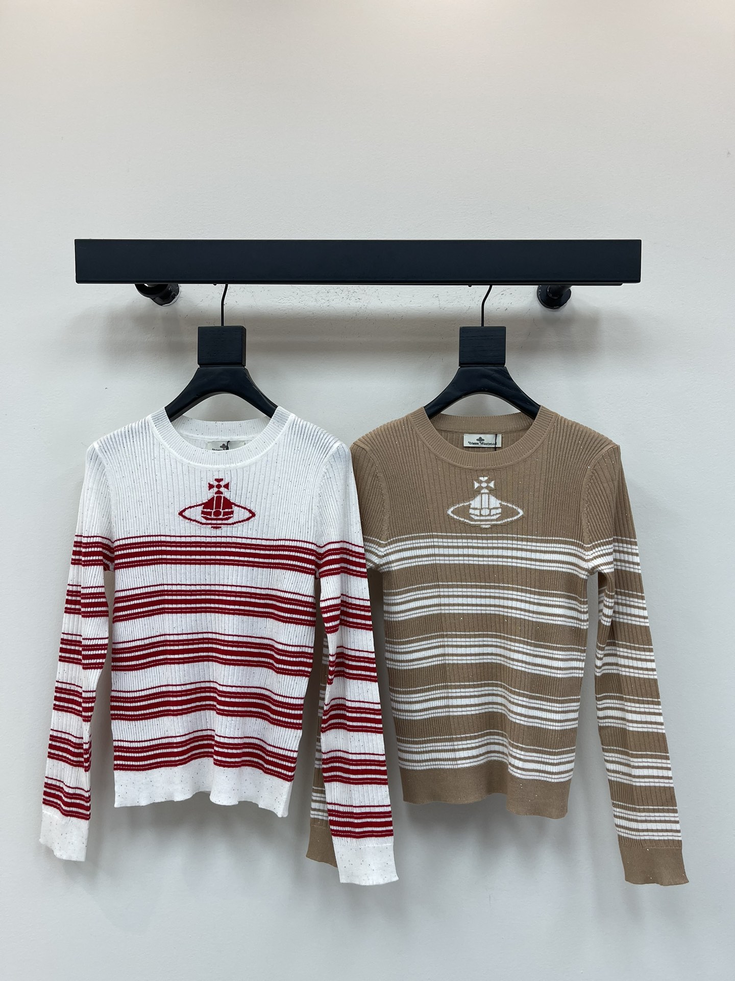 NO:506024,VivieneWestwoo* Queen Mother Cialis 25 early autumn new striped knitted long sleeves!  Customized silk yarn weaving, high-quality texture and comfortable, knitted long-sleeved tailoring, Saturn pattern on chest, highlighting the brand's personality, highlighting the high-end feeling of outfits, the leader's threaded edges, and the interwoven design with the stripes below the chest, elastic and elastic, more refined, and the outfit shows a relaxed tone, light luxury and fashionable temperament, can be worn alone, the first choice for fashionable outfits in all seasons!  SML, alexander wang19860909VivieneWestwoo*西太后25早秋新款条纹针织长袖！定制丝毛纱线织造 质感高级舒适 针织长袖剪裁 胸前土星图案 彰显品牌个性 凸显穿搭高级感 领袖口螺纹包边 配合胸口以下条纹交织设计 弹性松紧更显精致 穿搭尽显松弛调性 轻奢时髦气质 单穿叠穿均可 四季时尚穿搭首选！SML,,alexander wang,Women's clothing