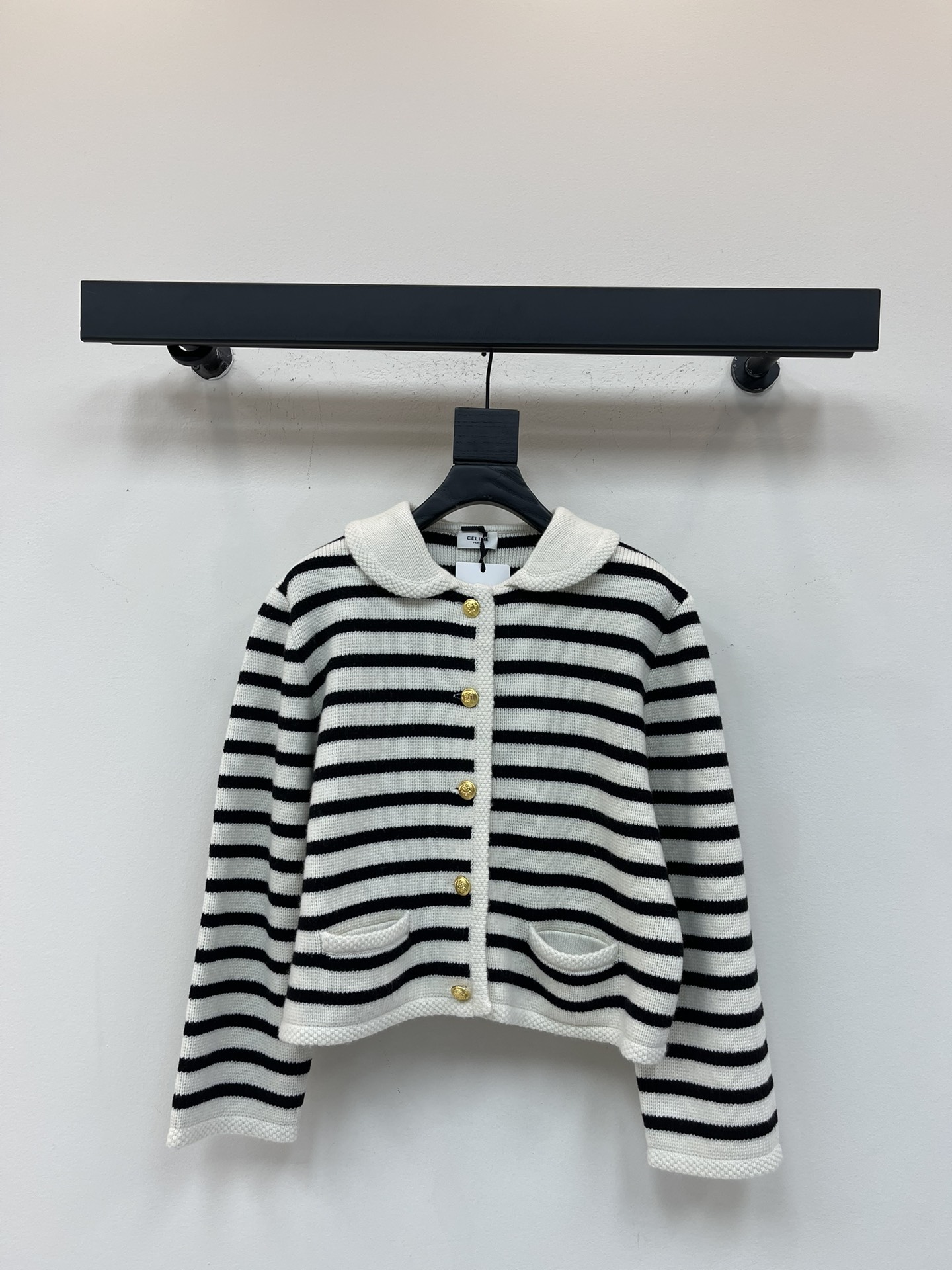 NO:505082,Celin*25 early autumn new lapel knitted striped cardigan custom YB wool knitted material soft and delicate texture comfortable lapel cardigan tailoring The front is decorated with a golden Arc de Triomphe iconic lacquer button to show the brand tone. The whole body is black and white horizontal striped design collides with the pure white lapel. Rich visual effect, add literary and artistic feeling, inclusively modify the body shape, the upper body shows simple and high-end, full of fashion SML, celine, alexander wang19860909Celin*25早秋新款翻领针织条纹开衫 定制YB羊毛针织材质 柔软细腻 质感舒适 翻领开衫剪裁 前襟以金色凯旋门标志性徽标襟扣装饰 展现品牌调性 通体黑白两色横向条纹设计 与纯白翻领碰撞 丰富视觉效果 增加文艺感 包容修饰身形 上身尽显简约高级 洋气十足 SML,,celine,alexander wang,Women's clothing