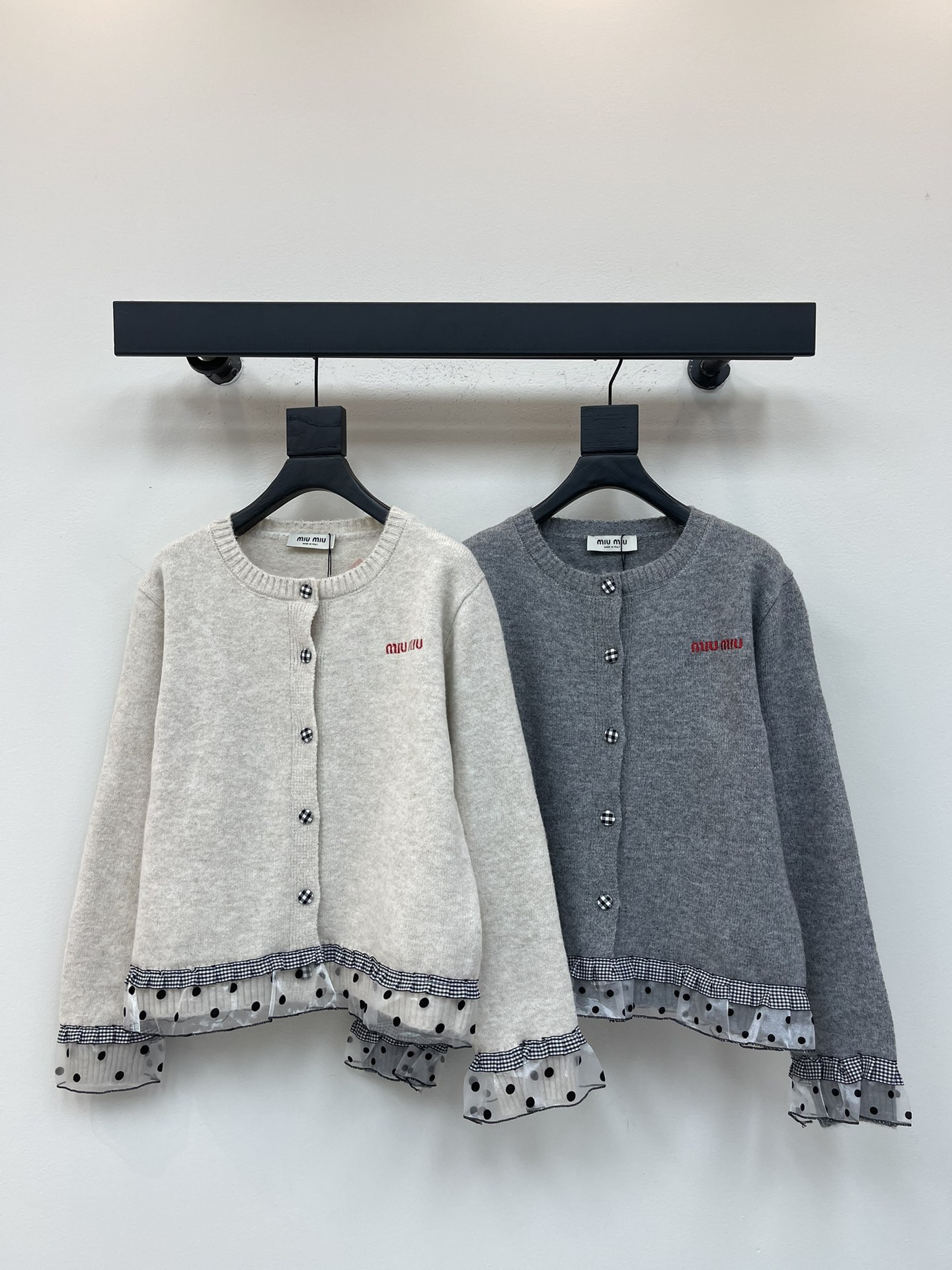 NO:506027,Miumi*25 autumn and winter new embroidery logo polka dot lace edge splicing knitted cardigan. Polka dot lace splicing design is super fairy. The chest embroidery logo is super exquisite. The fabric is soft and comfortable. The polka dot lace at the hem is very special. The upper body adds an elegant atmosphere. The exquisite and fashionable feel shows high-end. The short design makes the legs look longer!  Small man becomes nine-headed body in seconds SML, miumiu, alexander wang19860909Miumi*25秋冬新款刺绣logo波点蕾丝边拼接针织开衫 波点蕾丝拼接设计超仙 胸口刺绣logo超精致 面料柔软舒适 下摆波点蕾丝很特别 上身增添优雅气息 精致洋气感尽显高级 短款设计超显腿长！小个子秒变九头身 SML,,miumiu,alexander wang,Women's clothing