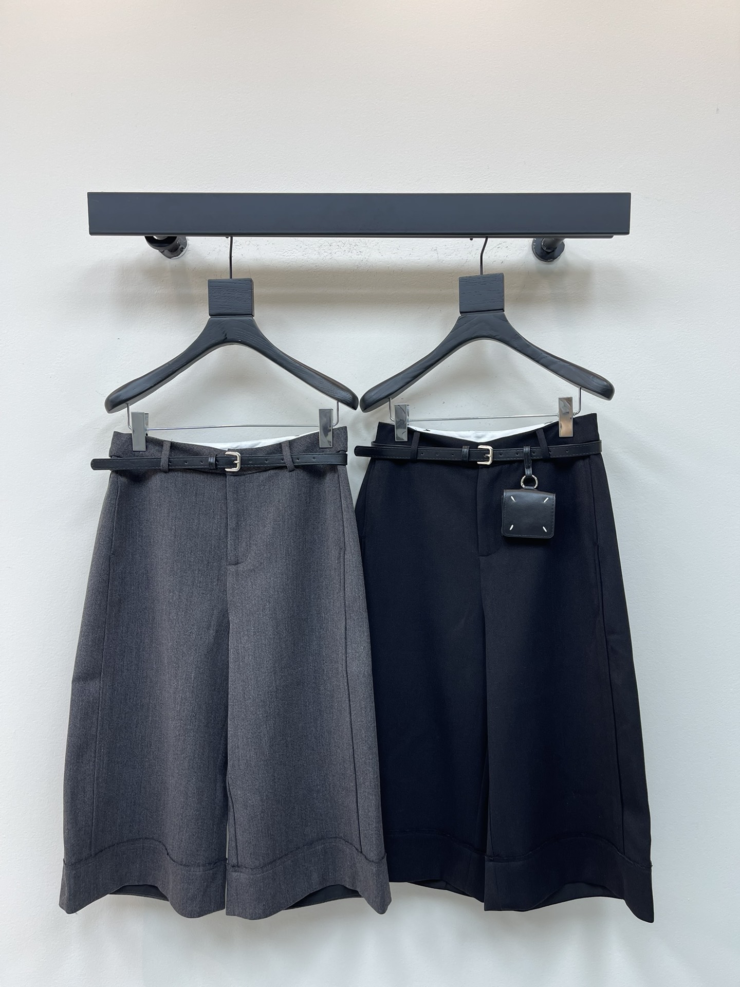 NO:505070,Bermuda mid-sized pants that fashionable girls must have in the wardrobe. MM6 classic pocket belt design cropped pants. Simple but not without fashion. The high-waist design not only makes you look slim, but also lengthens the leg lines, making your figure more elegant and upright. When paired with different tops, you can create different sparks. Successful, calm, cool, interpret different styles from multiple angles. Eternal classics are absolutely not to be missed. A clean and neat aura is easy to use. Extremely practical wear and full comfort scores. SML,,masion margiela,alexander wang19860909时髦精们衣橱必备的一条百慕大中裤 MM6经典口袋腰带设计七分裤 简洁而又不失时尚感 高腰设计不仅显瘦,还能拉长腿部线条, 让身姿更加优雅挺拔 搭配不同上装 都能碰撞出不一样的火花 干练 沉稳 酷飒 多角度诠释不同风格 永恒经典是绝对不可错过的 干脆利落的气场信手拈来 实穿度极高 舒适度满分 SML,,masion margiela,alexander wang,Women's clothing