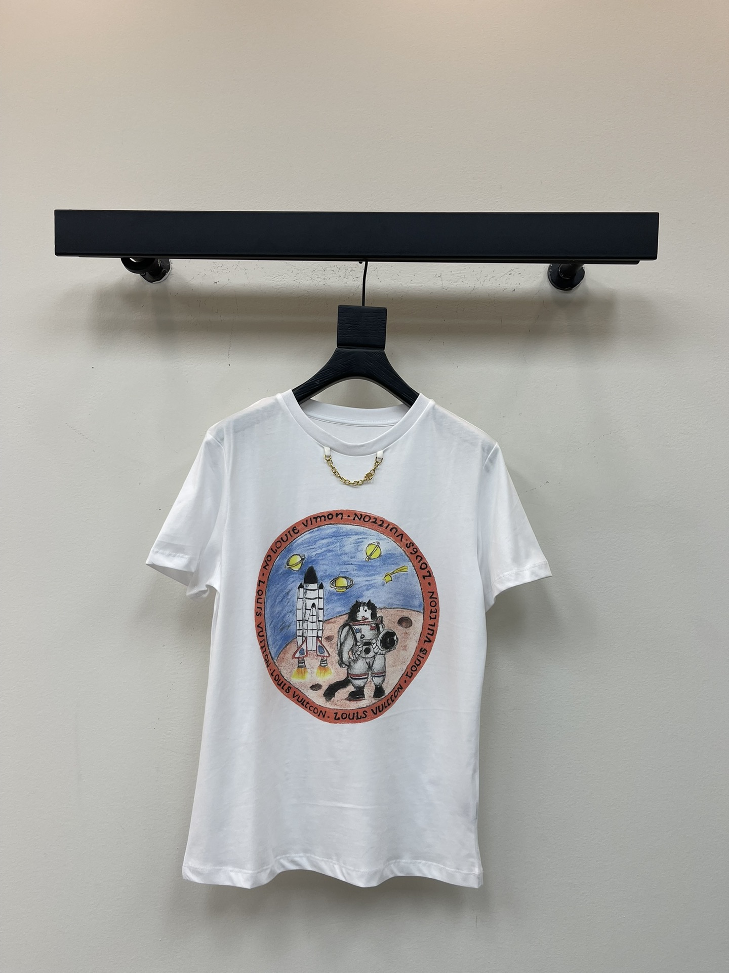 NO:506030,Louis Vuitto*25 new astronaut series letter printed chain short-sleeved T-shirt imported mercerated cotton fabric high-density fashionable and sporty style every day outfit playful and age-reducing design elements Size SML, louis vuitton, T-shirt,tees, t-shirt,alexander wang19860909Louis Vuitto*25新款宇航员系列字母印花链条短袖T恤 进口丝光棉面料 高密度时髦运动风 每个日常的穿搭 俏皮减龄充满元气的设计元素 尺码SML,,louis vuitton,T-shirt,tees，t-shirt,alexander wang,Women's clothing