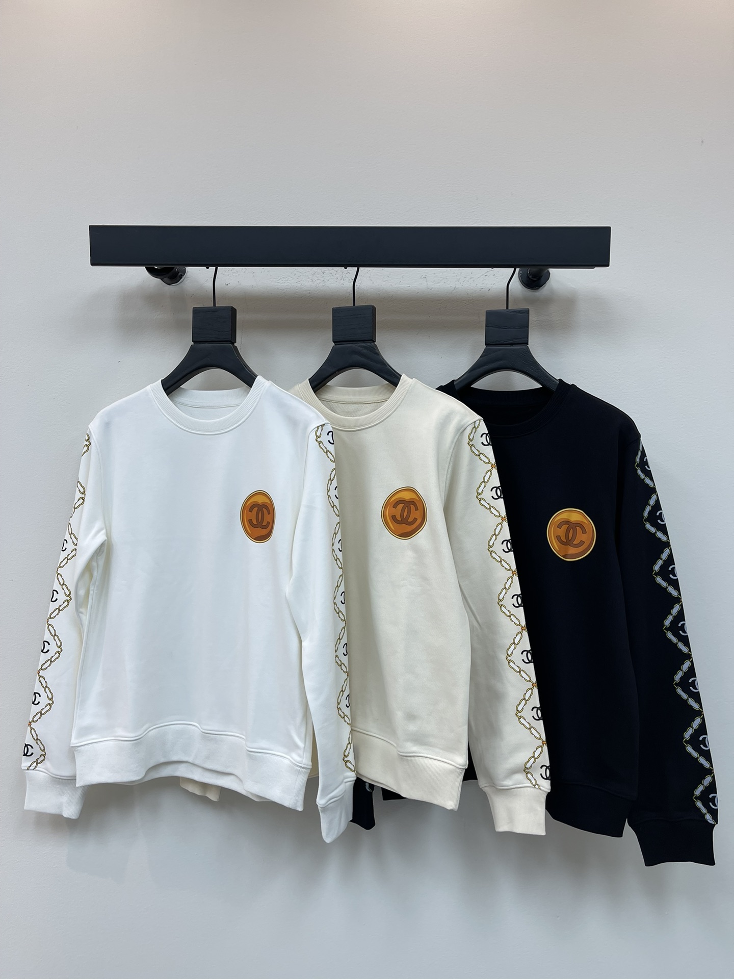 NO:506036,Chane*25 new Xiaoxiang logo printed round neck sweatshirt, terry pure cotton fabric, high-density and fashionable sporty style, every day outfit, playful and age-reducing design elements, Size SML A,,chanel,hoodie, sweatshirts, alexander wang19860909Chane*25新款小香logo印花圆领卫衣 毛圈纯棉面料 高密度时髦运动风 每个日常的穿搭 俏皮减龄充满元气的设计元素 尺码SML A,,chanel,hoodie,sweatshirts,alexander wang,Women's clothing