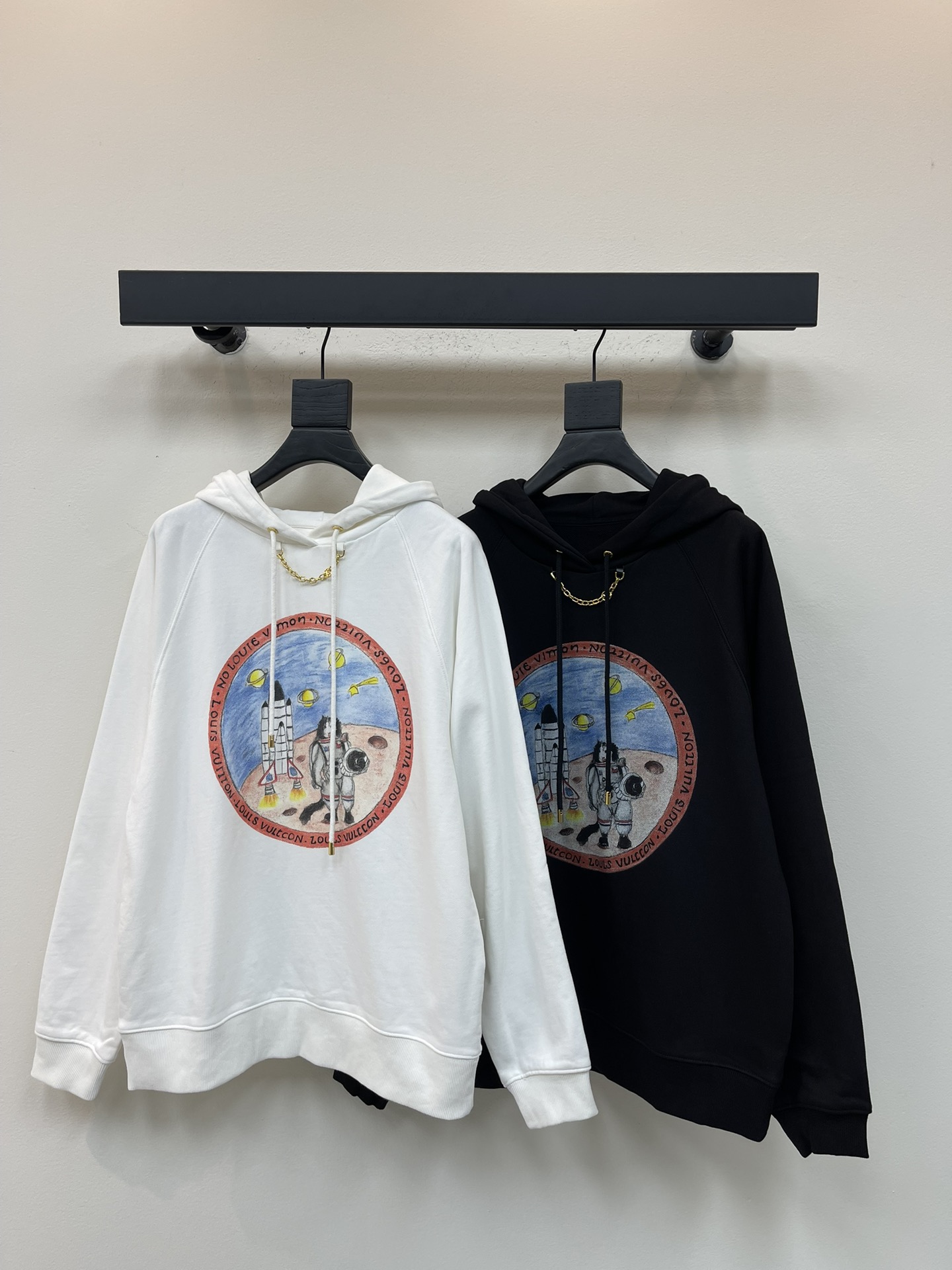 NO:506033,Louis Vuitto*25 new astronaut series printed chain hooded sweatshirts, terry cotton fabric, high-density and fashionable sporty style, every day outfit, playful and age-reducing design elements, Size SML,, louis vuitton, hoodie, sweatshirts, hats, alexander wang19860909Louis Vuitto*25新款宇航员系列印花链条连帽卫衣 毛圈纯棉面料 高密度时髦运动风 每个日常的穿搭 俏皮减龄充满元气的设计元素 尺码SML,,louis vuitton,hoodie,sweatshirts,hats,alexander wang,Women's clothing