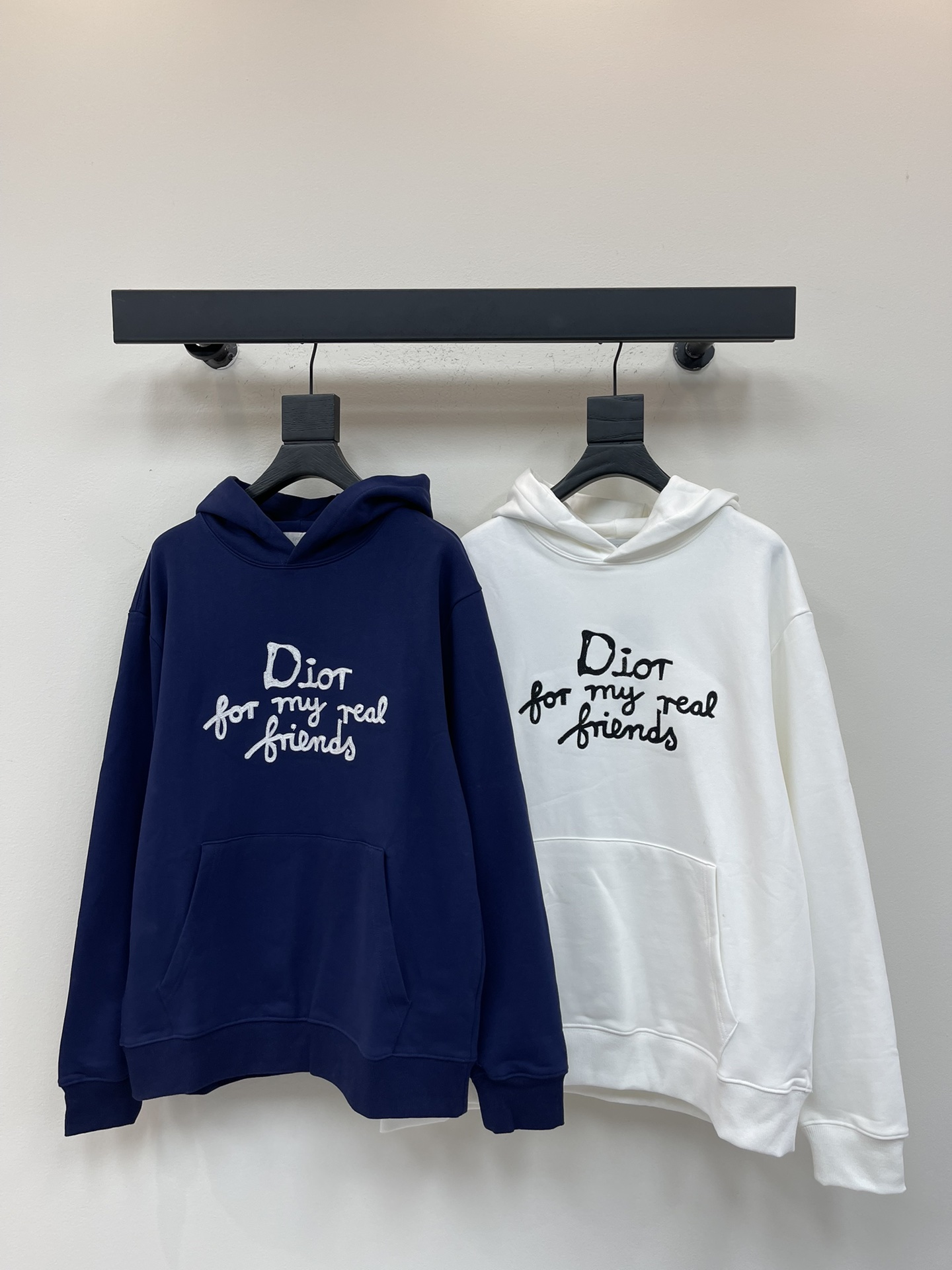 NO:503865,Dio*25 new contrast embroidered logo hooded sweatshirt. Customized loose style. The Gaoke pure cotton terry fabric has a good texture, is soft and not easy to wrinkle, and is moderate in thickness. It is very suitable for spring and light autumn. The Os version is relatively lazy and loose. O-label logo, simple items, hooded design decorative kangaroo bag, and ten thousand needles logo letter embroidery on the chest. Simple and unique charm.  The straight-tailed style is more suitable for matching with various trendy and fashionable styles. The same style for men and women!  S-XL, dior, hoodie, sweatshirts, hats, alexander wang19860909Dio*25新款撞色刺绣标识连帽卫衣.定制宽松版型 采用高克纯棉毛圈面料质感很好,柔软不易起皱,薄厚度适中,非常适合春天和浅秋,os版型比较慵懒的松垮感.贴牌徽标,简约单品,连帽设计装饰袋鼠袋,胸前万针标识字母刺绣.简洁而富有独特魅力．直裁版型更为适合搭配各种潮流时尚造型.男女同款！S-XL,,dior,hoodie,sweatshirts,hats,alexander wang,Women's clothing