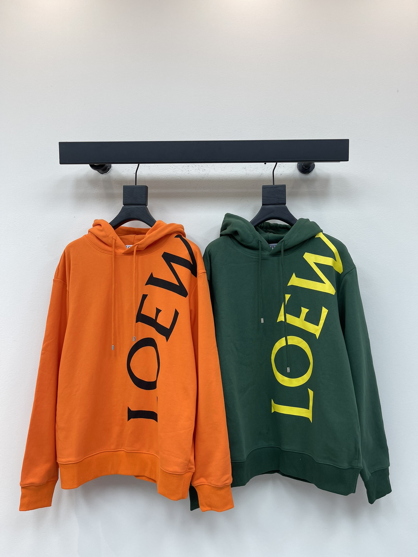 NO:503868,Loew*25 new side large-label letter printed hooded sweatshirt. Customized loose style. The high-quality cotton terry fabric has a good texture, softness and not easy to wrinkle, and moderate thickness. It is very suitable for spring and light autumn. The os version is lazy and loose. The hooded design decorates the kangaroo bag, simple and unique charm.  The straight-tailed style is more suitable for matching with various trendy and fashionable styles. The same style for men and women!  S-XL, loewe, hoodie, sweatshirts, hats, alexander wang19860909Loew*25新款侧边大标字母印花连帽卫衣.定制宽松版型 采用高克纯棉毛圈面料质感很好,柔软不易起皱,薄厚度适中,非常适合春天和浅秋,os版型比较慵懒的松垮感.连帽设计装饰袋鼠袋 简洁而富有独特魅力．直裁版型更为适合搭配各种潮流时尚造型.男女同款！S-XL,,loewe,hoodie,sweatshirts,hats,alexander wang,Women's clothing