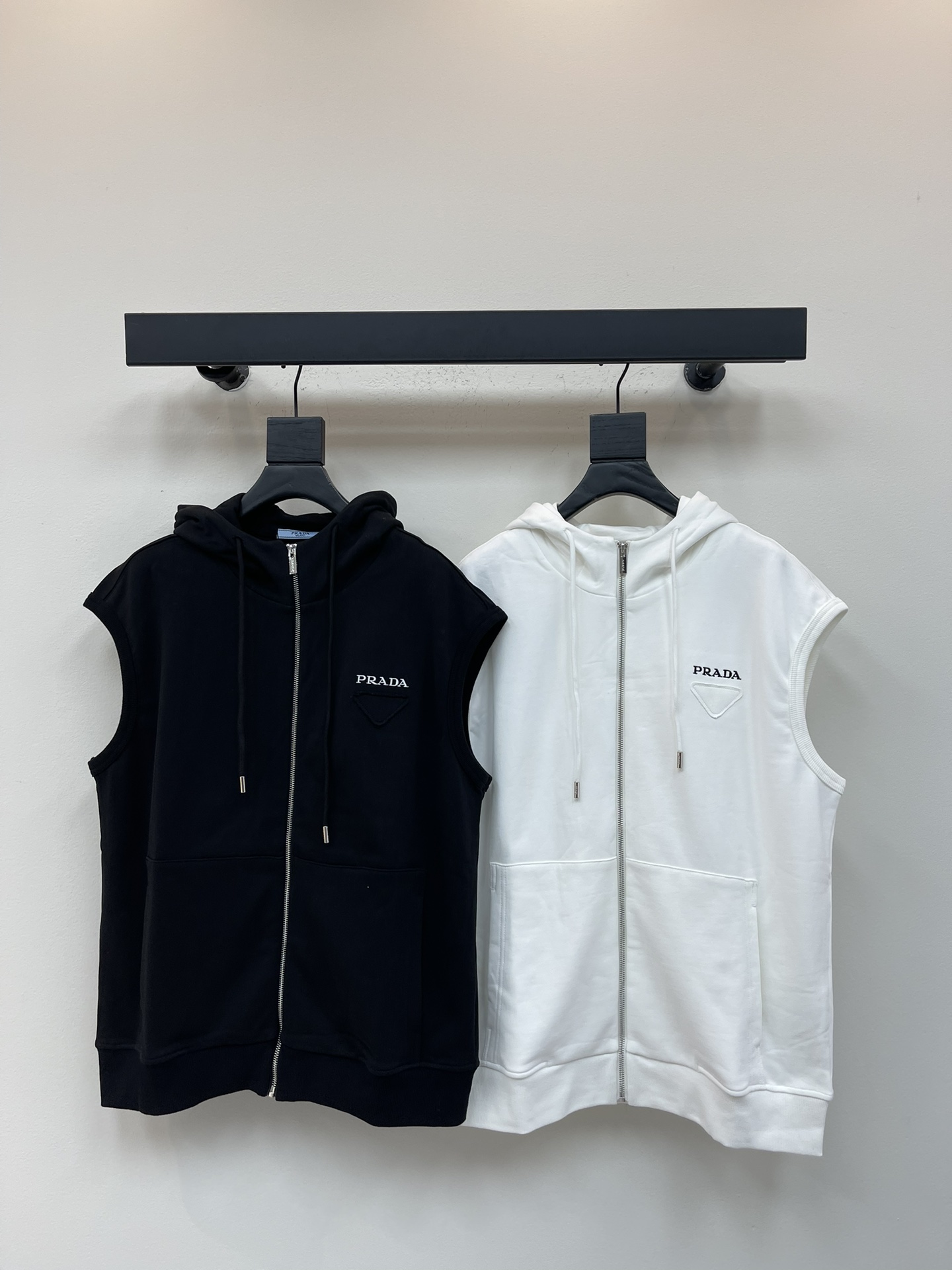 NO:503884,Prad*25 new chest patch triangular embroidered sleeveless vest hooded sweatshirt. Custom loose style. The Gaoke pure cotton terry fabric has a good texture, is soft and not easy to wrinkle, and is moderate in thickness. It is very suitable for spring and light autumn. The Os version is relatively lazy and loose. O-label logo, simple single item, hooded design decorative kangaroo bag, and ten thousand needle logo letter embroidery on the chest. Simple and unique charm.  The straight-tailed style is more suitable for matching with various trendy and fashionable styles. The same style for men and women!  S-XL, prada, hoodie, sweatshirts, hats, alexander wang19860909Prad*25新款胸口贴布三角标刺绣无袖背心连帽卫衣.定制宽松版型 采用高克纯棉毛圈面料质感很好,柔软不易起皱,薄厚度适中,非常适合春天和浅秋,os版型比较慵懒的松垮感.贴牌徽标,简约单品,连帽设计装饰袋鼠袋,胸前万针标识字母刺绣.简洁而富有独特魅力．直裁版型更为适合搭配各种潮流时尚造型.男女同款！S-XL,,prada,hoodie,sweatshirts,hats,alexander wang,Women's clothing