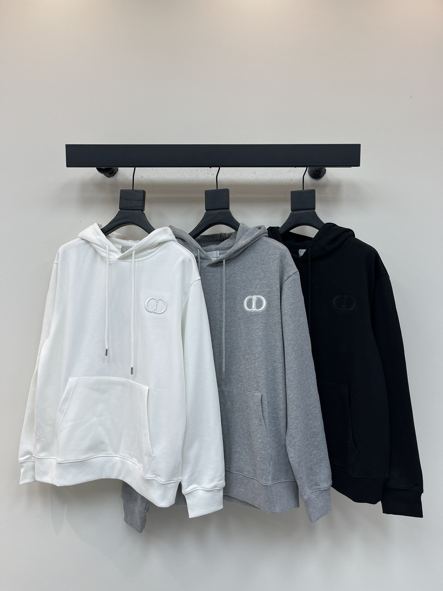 NO:503871,Dio*25 new CD embroidered logo hooded sweatshirt. Customized loose style. The high-quality cotton terry fabric has a good texture, softness and not easy to wrinkle, and moderate thickness. It is very suitable for spring and light autumn. The Os version is relatively lazy and loose. O-label logo, simple items, hooded design decorative kangaroo bag, and ten thousand needles logo letter embroidery on the chest. Simple and unique charm.  The straight-tailed style is more suitable for matching with various trendy and fashionable styles. The same style for men and women!  S-XL, dior, hoodie, sweatshirts, hats, alexander wang19860909Dio*25新款CD刺绣标识连帽卫衣.定制宽松版型 采用高克纯棉毛圈面料质感很好,柔软不易起皱,薄厚度适中,非常适合春天和浅秋,os版型比较慵懒的松垮感.贴牌徽标,简约单品,连帽设计装饰袋鼠袋,胸前万针标识字母刺绣.简洁而富有独特魅力．直裁版型更为适合搭配各种潮流时尚造型.男女同款！S-XL,,dior,hoodie,sweatshirts,hats,alexander wang,Women's clothing