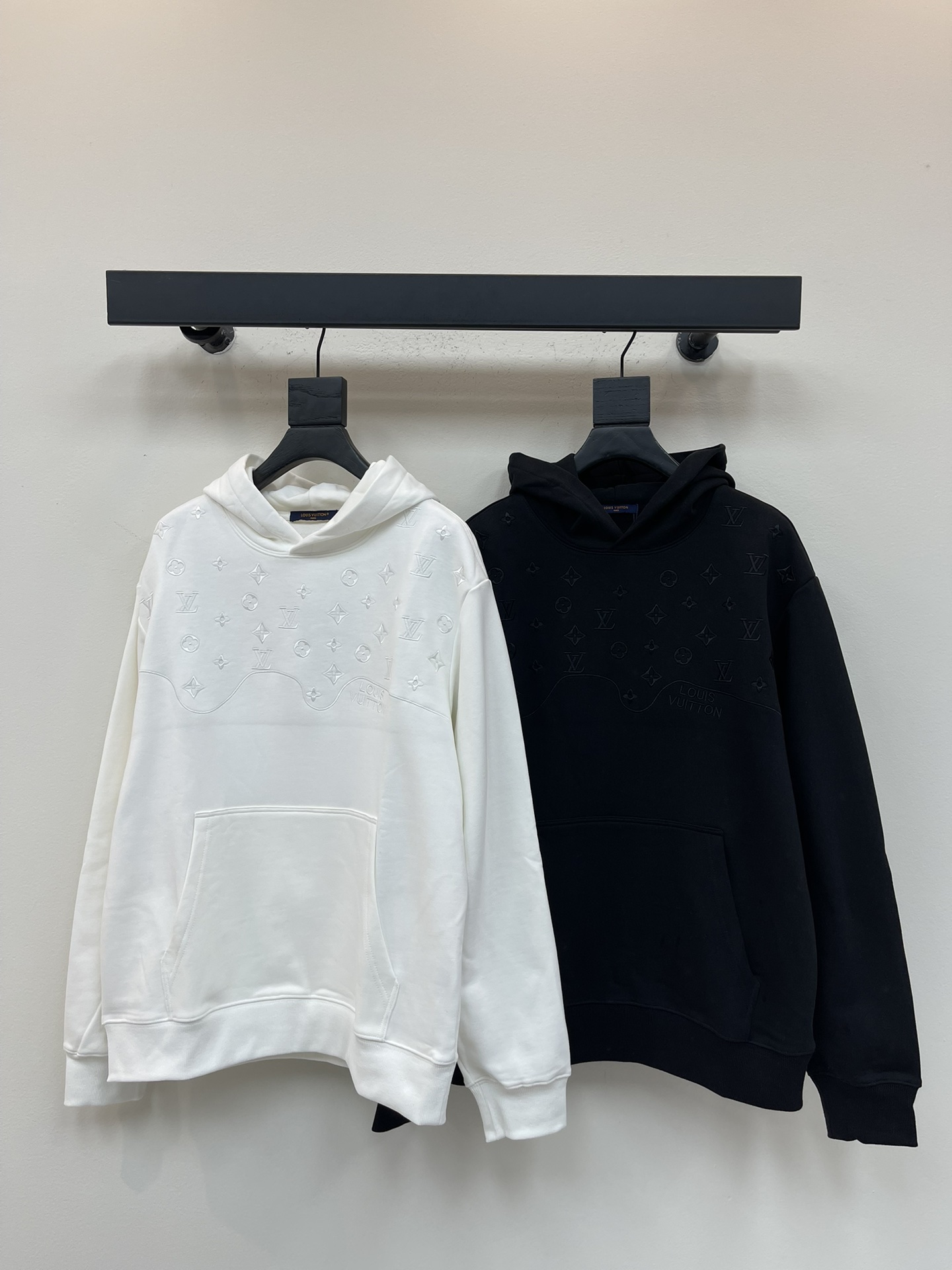 NO:503874,Louis Vuitto**25 new three-dimensional embroidered logo hooded sweatshirt. Customized loose style. The Gaoke pure cotton terry fabric has a good texture, is soft and not easy to wrinkle, and is moderate in thickness. It is very suitable for spring and light autumn. The os version is relatively lazy and loose. Three-dimensional logo presbyterian embroidery, simple items, hooded design decorative kangaroo bag, and ten thousand needles logo letter embroidery on the chest. It is simple and unique charm.  The straight-tailed style is more suitable for matching with various trendy and fashionable styles. The same style for men and women!  S-XL, louis vuitton, hoodie, sweatshirts, hats, alexander wang19860909Louis Vuitto**25新款立体刺绣标识连帽卫衣.定制宽松版型 采用高克纯棉毛圈面料质感很好,柔软不易起皱,薄厚度适中,非常适合春天和浅秋,os版型比较慵懒的松垮感.立体logo老花刺绣,简约单品,连帽设计装饰袋鼠袋,胸前万针标识字母刺绣.简洁而富有独特魅力．直裁版型更为适合搭配各种潮流时尚造型.男女同款！S-XL,,louis vuitton,hoodie,sweatshirts,hats,alexander wang,Women's clothing