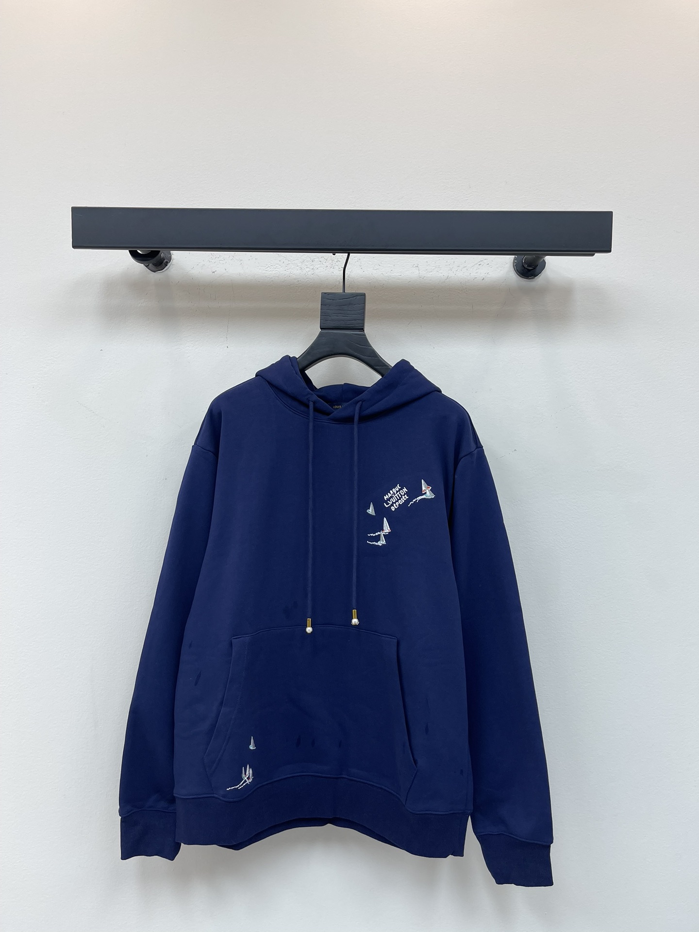 NO:503877,Gucc*25 new front and rear small sailboat embroidered logo hooded sweatshirt. Customized loose style. The Gaoke pure cotton terry fabric has a good texture, is soft and not easy to wrinkle, and is moderate in thickness. It is very suitable for spring and light autumn. The Os version is relatively lazy and loose. O-label logo, simple single item, hooded design decorative kangaroo bag, and ten thousand needles logo letter embroidery on the chest. Simple and unique charm.  The straight-tailed style is more suitable for matching with various trendy and fashionable styles. The same style for men and women!  S-XL, gucci, hoodie, sweatshirts, hats, alexander wang19860909Gucc*25新款前后小帆船刺绣标识连帽卫衣.定制宽松版型 采用高克纯棉毛圈面料质感很好,柔软不易起皱,薄厚度适中,非常适合春天和浅秋,os版型比较慵懒的松垮感.贴牌徽标,简约单品,连帽设计装饰袋鼠袋,胸前万针标识字母刺绣.简洁而富有独特魅力．直裁版型更为适合搭配各种潮流时尚造型.男女同款！S-XL,,gucci,hoodie,sweatshirts,hats,alexander wang,Women's clothing