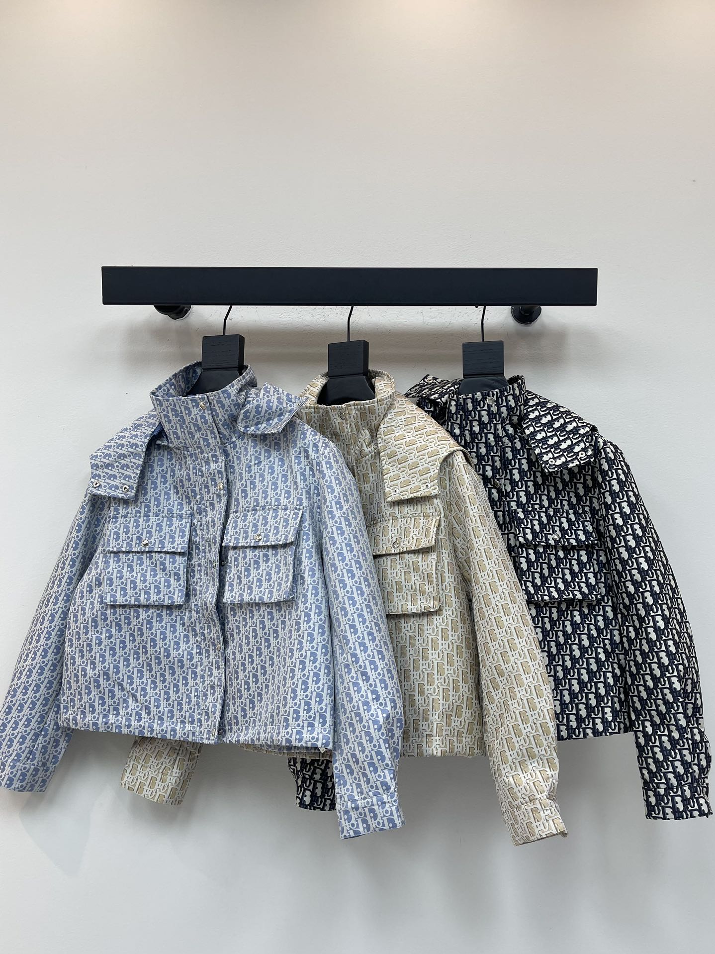 NO:505093,Dio*25 new classic presbyterian hooded jacket. Classic presbyterian jacquard fabric, hem drawstring, back with brand logo webbing casual trend, big pocket on the chest This season is very suitable. A very design piece ~ the fabric is very crisp, the upper body is stylish and will not collapse, the workwear design is cool and refreshing, the sporty style and cool style perfectly blend together ~ I call it the sexiest jacket SML A,,dior, jackets & coats, jackets & coats,hats,alexander wang19860909Dio*25新款经典老花连帽夹克外套.经典老花提花面料,下摆抽绳,后背搭配品牌徽标织带休闲潮流,胸前大口袋 这个季节很适合.很有设计感的一件～面料很挺括,上身有型不会软塌,工装式的设计又飒又爽,运动风和酷酷的格调完美的融为一体～我称它为最性感的外套 SML A,,dior,jackets & coats,jackets & coats,hats,alexander wang,Women's clothing