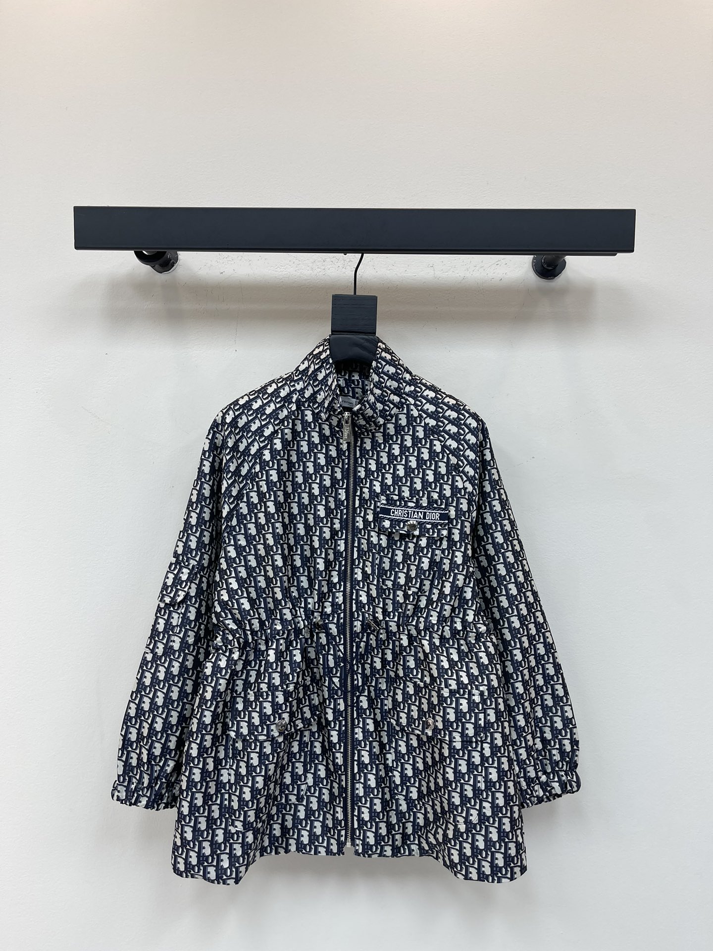 NO:505046,Dio*25 new classic presbyterian logo jacquard waist coat customized YB imported jacquard material with a straight texture and a stylish upper body. The whole body is full of letters and logo jacquard to highlight the brand style. Retro and fashionable. Full of high-end sense. The mid-length drawstring waist is fashionable and fashionable. Effectively divide the proportion curve. The body is more inclusive and more design and style. A season-changing intelligent and versatile item is available for daily commuting. SML,,dior,jackets & coats,alexander wang19860909Dio*25新款经典老花logo提花收腰外套 定制YB进口提花材质 质感立挺 上身有型 通体满铺字母徽标提花 彰显品牌格调 复古又时尚 高级感满满,中长款抽绳收腰时髦洋气,有效划分比例曲线 身材包容度更高 更显设计感和格调高级 一款换季高智感百搭单品 日常通勤皆可 SML,,dior,jackets & coats,alexander wang,Women's clothing