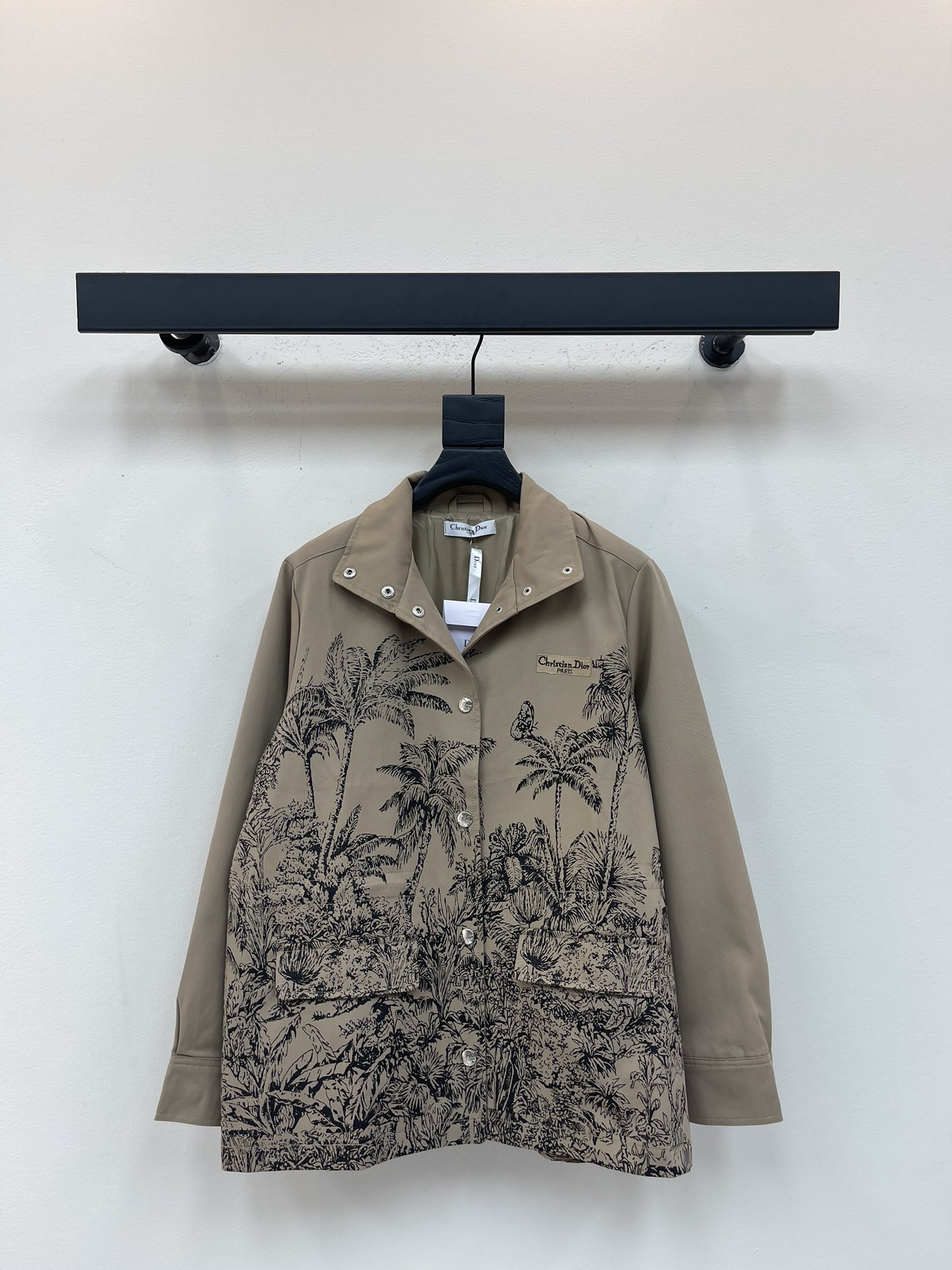 NO:505052,Dio*25 new jungle vacation series printed stand-up collar waist-hugging windbreaker jacket drawstring waist-hugging design creates a three-dimensional slimming outline perfectly divided body proportions super slimming out figures. The upper body is cool and cool, and it is simply amazing. A very crisp fabric with a good texture. SML,,dior,jackets & coats,alexander wang19860909Dio*25新款丛林度假系列印花立领收腰风衣外套 抽绳收腰设计打造立体显瘦轮廓 完美分割身材比例 超级显瘦显身材 上身又酷又飒简直绝了 挺括感很好的面料 质感在线 SML,,dior,jackets & coats,alexander wang,Women's clothing