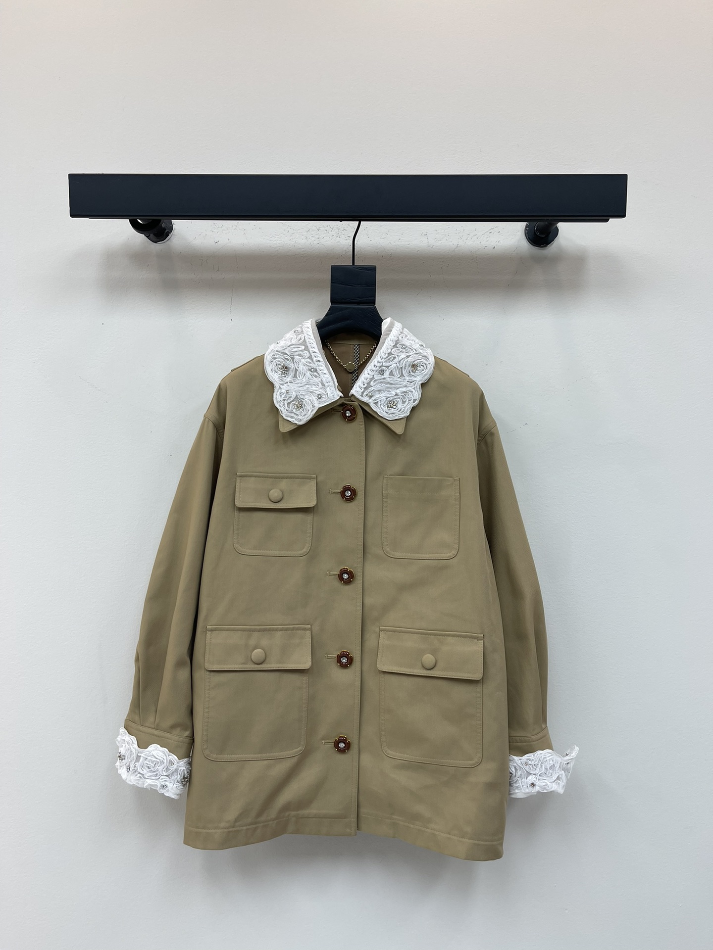 NO:505058,Valentin*25 autumn and winter new product sweet girl ceiling in the trench coat industry. Four-pocket design windbreaker jacket. Paired with lace elements (removable) cuffs and neckline inadvertently reveal exquisite and playfulness. The items of windbreaker can be cool and girlish. There will be no mistakes in classic khaki. SML, valentino, jackets & coats, alexander wang19860909Valentin*25秋冬新品风衣界的甜妹天花板 四口袋设计风衣外套 搭配蕾丝元素（可拆卸）袖口和领口不经意露出精致俏皮 一下子打破了风衣的单品 可以又飒又有少女感 经典卡其色怎么穿都不会出错 SML,,valentino,jackets & coats,alexander wang,Women's clothing