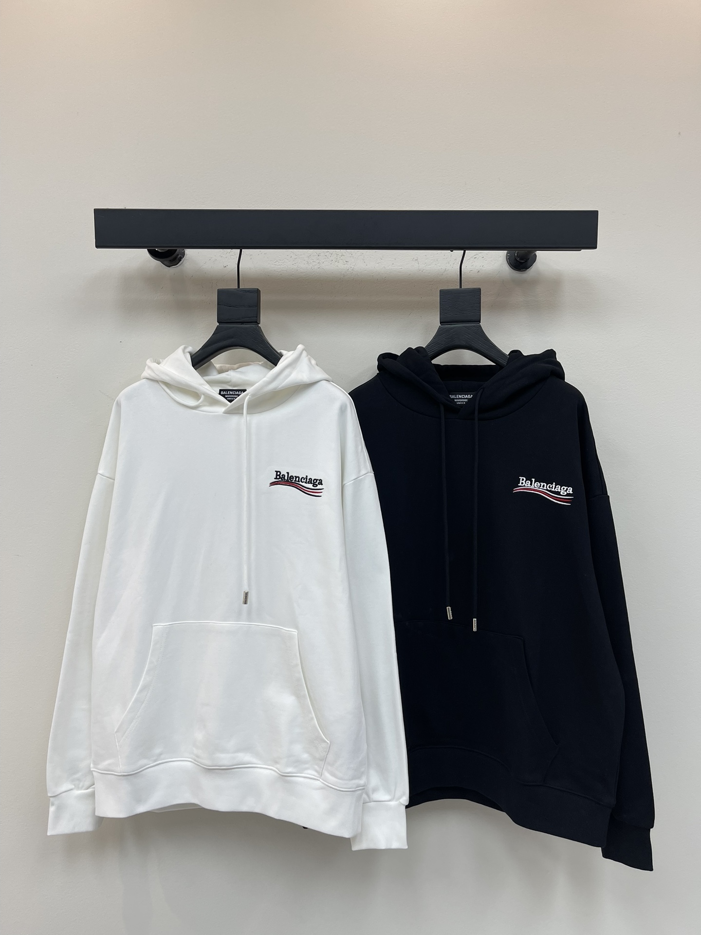 NO:503880,Balenciag*25 new contrasting color Coke wavy embroidered logo hooded sweatshirt. Custom loose style. The fabric is made of Gaoke pure cotton terry, which has a good texture, softness and not easy to wrinkle, and has a moderate thickness. It is very suitable for spring and light autumn. The Os version is relatively lazy and loose. O-label logo, simple single item, hooded design decorative kangaroo bag, and ten thousand needles logo letter embroidery on the chest. Simple and unique charm.  The straight-tailed style is more suitable for matching with various trendy and fashionable styles. The same style for men and women!  S-XL, balenciaga, hoodie, sweatshirts, hats, alexander wang19860909Balenciag*25新款撞色可乐波浪刺绣标识连帽卫衣.定制宽松版型 采用高克纯棉毛圈面料质感很好,柔软不易起皱,薄厚度适中,非常适合春天和浅秋,os版型比较慵懒的松垮感.贴牌徽标,简约单品,连帽设计装饰袋鼠袋,胸前万针标识字母刺绣.简洁而富有独特魅力．直裁版型更为适合搭配各种潮流时尚造型.男女同款！S-XL,,balenciaga,hoodie,sweatshirts,hats,alexander wang,Women's clothing