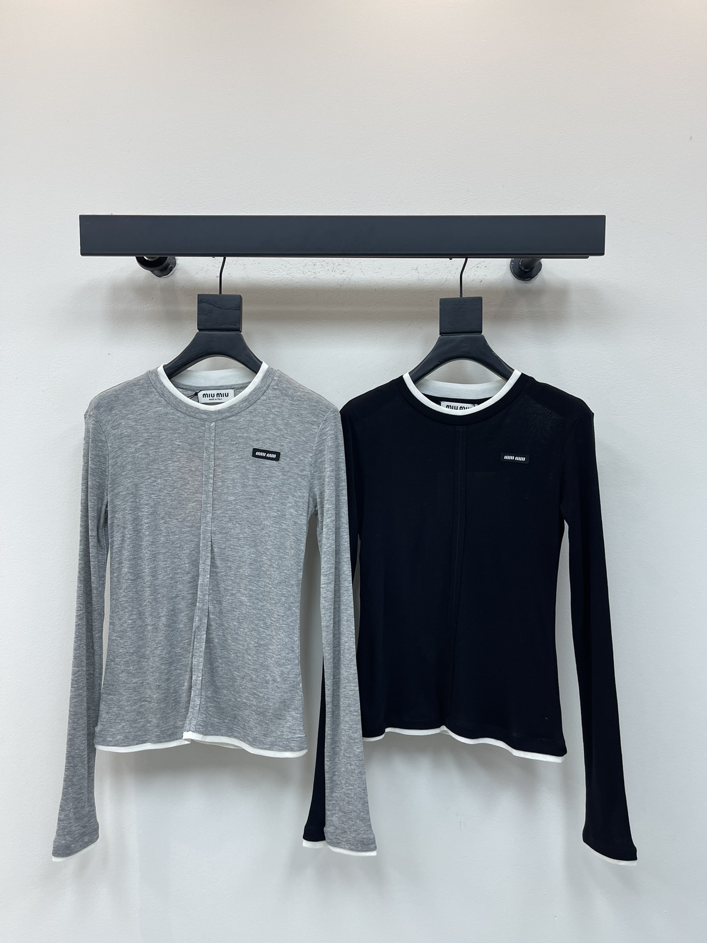 NO:505088,Miumi*25 early autumn new contrasting color fake two-piece round neck long sleeve base Customized YB Tiansi wool material skin-friendly and breathable, full of elasticity Round neck fake two-piece contrasting color splicing to add layering, transforming into the heroine of Korean drama, fashionable, square logo on the chest embellished letters to show brand tone, slim fit outline curves, get rid of bloated, single wear in autumn and winter, very fashionable, easy to control daily commuting SML,,miumiu,alexander wang19860909Miumi*25早秋新款撞色假两件圆领长袖打底 定制YB天丝羊毛材质 亲肤透气 弹力十足 圆领假两件撞色拼接 增添层次感 化身韩剧女主 洋气时髦 胸前点缀字母方标 展现品牌调性 修身版型勾勒曲线 摆脱臃肿 秋冬单穿叠穿都很时髦 日常通勤轻松驾驭 SML,,miumiu,alexander wang,Women's clothing