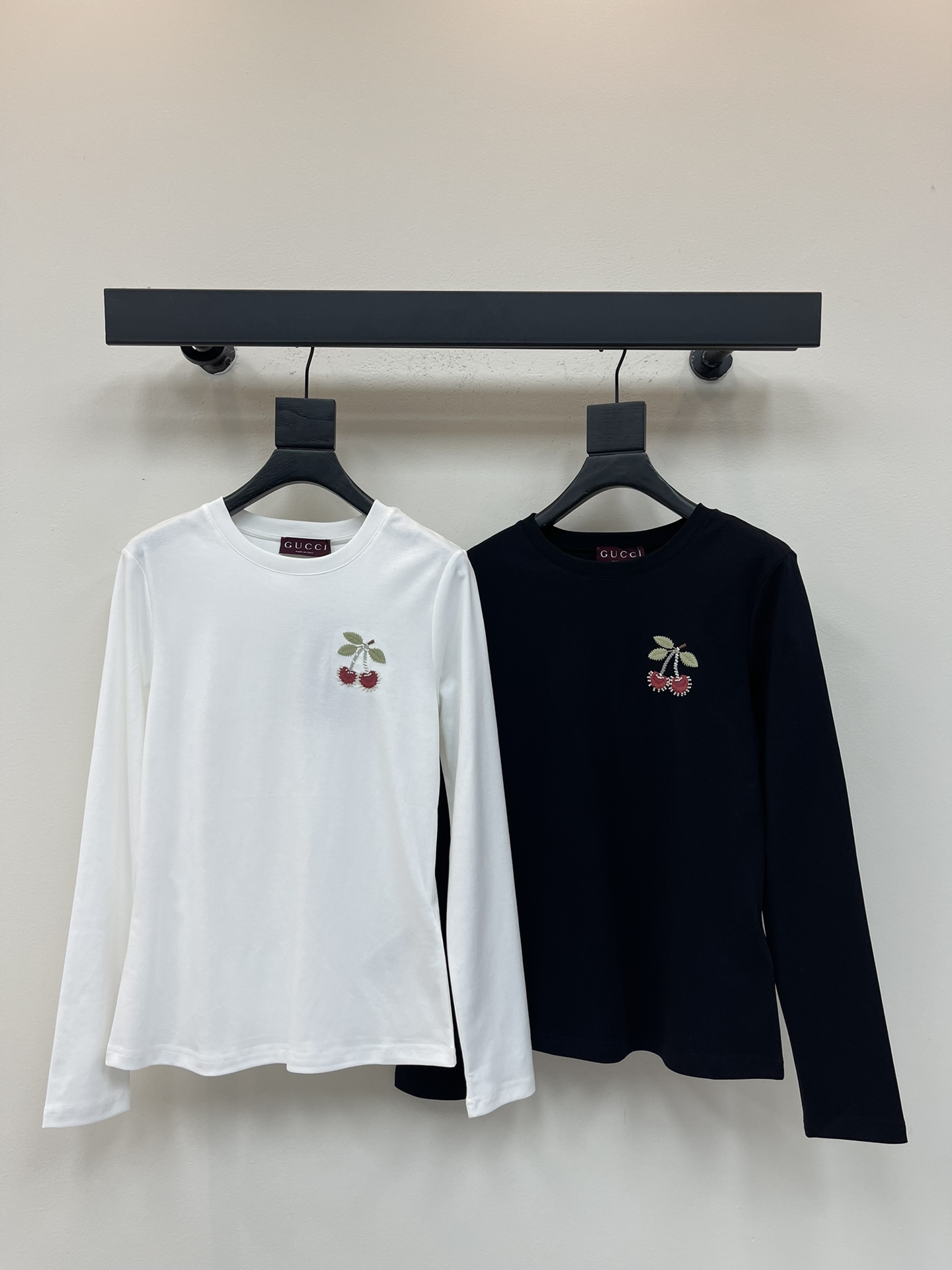 NO:506047,Gucc*25 early autumn new cherry embroidered beaded long-sleeved T-shirt丨Exclusive high-end production!  Two plump cherries on the chest are presented in three-dimensional embroidery and delicate beads!  Transparent tube beads and beige round beads embroidered with edges, olive green leaf embroidery thread is vivid and lively, and each stitching hides the exquisite temperature of Italian handmade. The slim-fitting tailoring fits the body without any sense of restraint. The long-sleeved design takes into account the needs of seasonal transition and layering. It can be worn alone to interpret simple and light luxury, making the cherry element the finishing touch of the overall shape, integrating playful luxury into every daily moment. SML, gucci,tees, t-shirt, alexander wang19860909Gucc*25早秋新款樱桃刺绣串珠长袖T恤丨独家高版出品！胸口处两颗饱满樱桃以立体刺绣与细腻串珠交织呈现！透明管珠与米色圆珠点缀边缘,橄榄绿叶片绣线鲜活灵动,每一处针脚都藏着意式手工的精致温度.修身剪裁贴合身形却无束缚感,长袖设计兼顾季节过渡与叠穿需求,可单穿诠释简约轻奢,让樱桃元素成为整体造型的点睛之笔,将俏皮奢华融入每一个日常瞬间.SML,,gucci,tees，t-shirt,alexander wang,Women's clothing