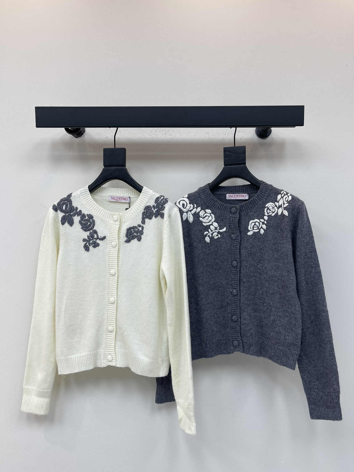 NO:505041,Valentin*25 early autumn new round neck embroidered knitted long-sleeved cardigan. Customized YB wool yarn wool yarn wool, delicate texture, comfortable wear, round neck knitted cardigan cut, large body symmetrical embroidery technology, outline flower patterns more noble, wrap edges outline tighten with elastic threads, match with elastic fabrics, fit the body more slimming, display brand tone, versatile styles do not pick the age skin tone, more slack, and the upper body is fashionable and fashionable. SML, valentino, alexander wang19860909Valentin*25早秋新款圆领刺绣针织长袖开衫.定制YB羊毛纱线织造,质感细腻,穿搭舒适,圆领针织开衫剪裁,大身对称刺绣工艺,勾勒花朵图案更显贵气,包边以松紧螺纹勾勒收紧,搭配弹性十足的面料,贴合身型更显瘦,展示品牌调性,百搭款式不挑年龄肤色,更显松弛,上身时髦洋气.SML,,valentino,alexander wang,Women's clothing