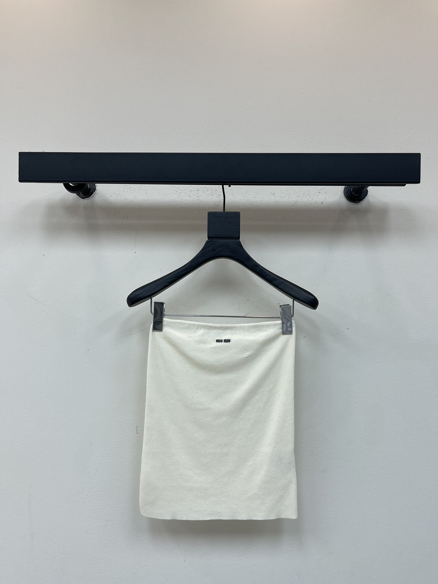 NO:506051,Miumi*25 new cotton knitted strap top. This soft cotton strap combines simple lines and modern style. Its versatile silhouette is suitable for bold layering, evoking a new and elegant femininity. Red/navy blue/beam SML,,miumiu,alexander wang19860909Miumi*25新款棉针织抹胸上衣.这款柔软棉质抹胸结合简约线条与现代风格.其多功能廓形适应大胆叠穿,唤起崭新高雅的女性气质.红色/藏蓝色/米白 SML,,miumiu,alexander wang,Women's clothing