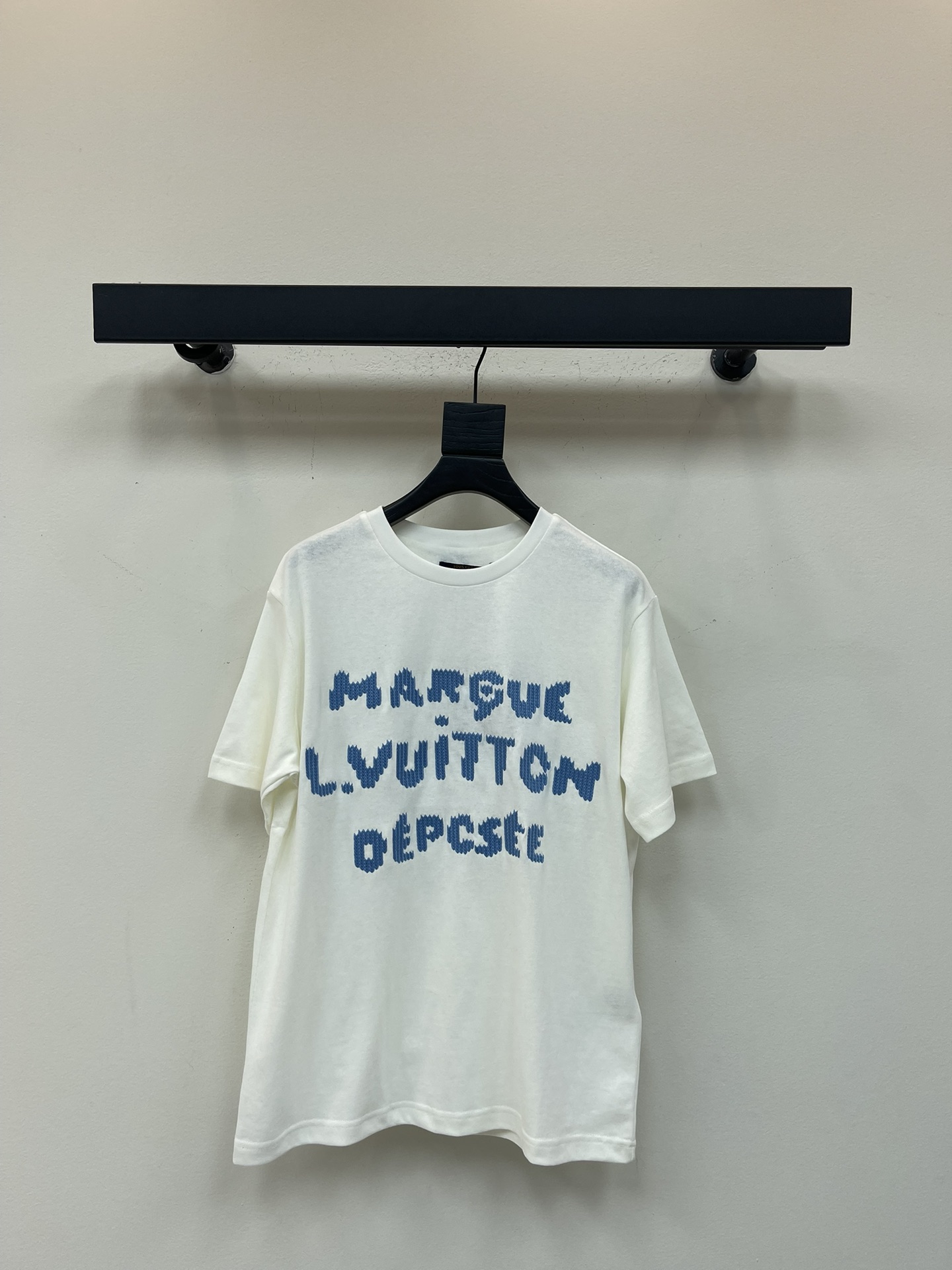 NO:506668,Louis Vuitto*25 new contrast embroidery logo short-sleeved T-shirt Cotton jersey fabric, comfortable upper body, carefully crafted with hook embroidery technique, ten thousand needle embroidery is an easy-to-wear item for autumn and winter matching jackets. It borrows from Pharrell and Nigo's collaboration model in the autumn and winter series. The front is decorated with playful logo letters, and the back is embroidered with a 1V logo. This exquisite item is icing on the cake. SML,,louis vuitton, jackets & coats, T-shirt,tees, t-shirt,alexander wang19860909Louis Vuitto*25新款撞色刺绣logo短袖T恤 棉质平纹针织面料,上身舒适 采用勾毛刺绣手法精心制作,万针刺绣 是秋冬季搭配外套轻松易穿的单品 它借鉴了Pharrell和Nigo在秋冬系列中的合作款 正面饰有俏皮的标志字母,背面则绣有1V标志 为这件精美的单品锦上添花 SML,,louis vuitton,jackets & coats,T-shirt,tees，t-shirt,alexander wang,Women's clothing